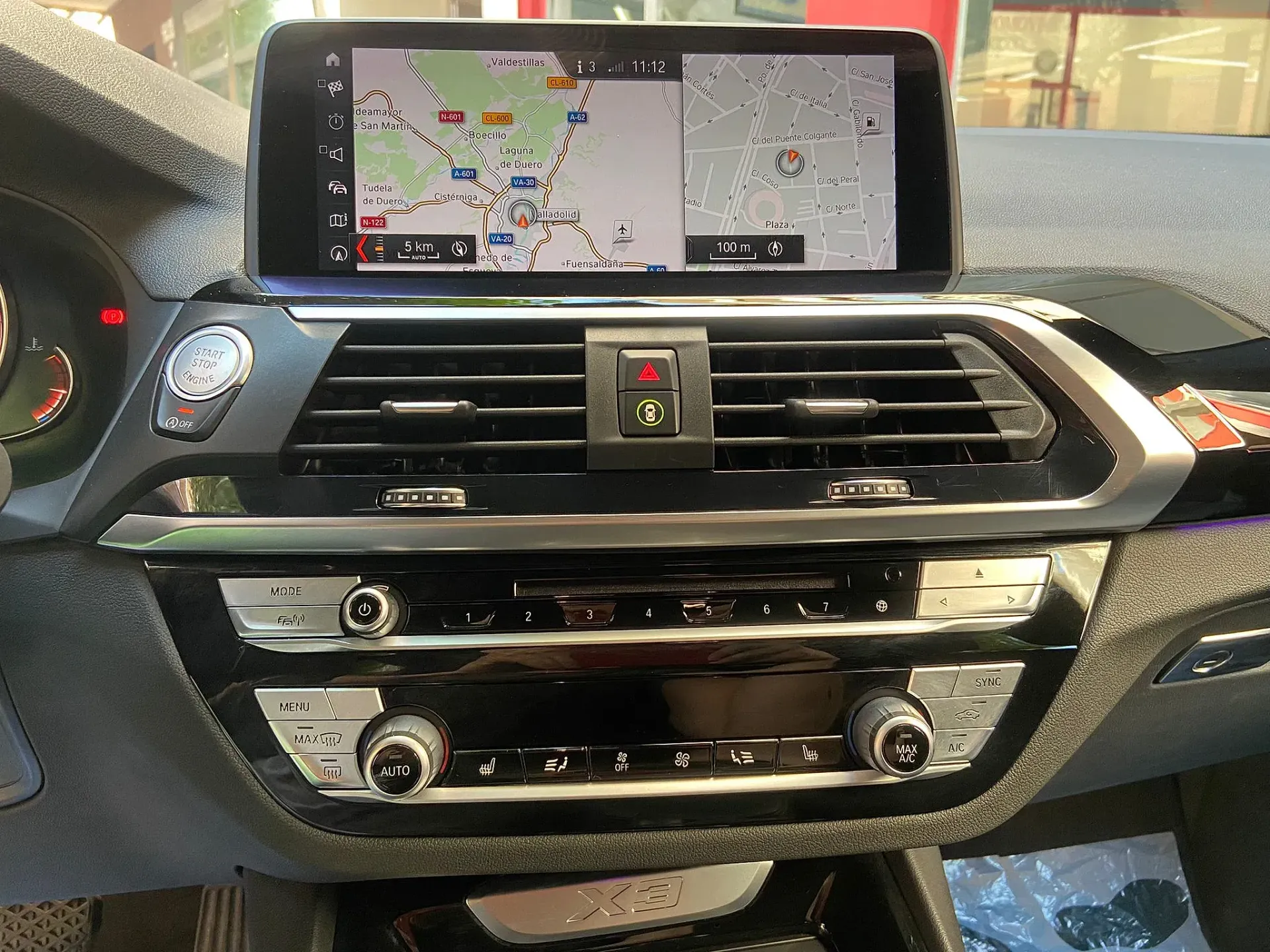 El tablero de un automóvil con un mapa en la pantalla.