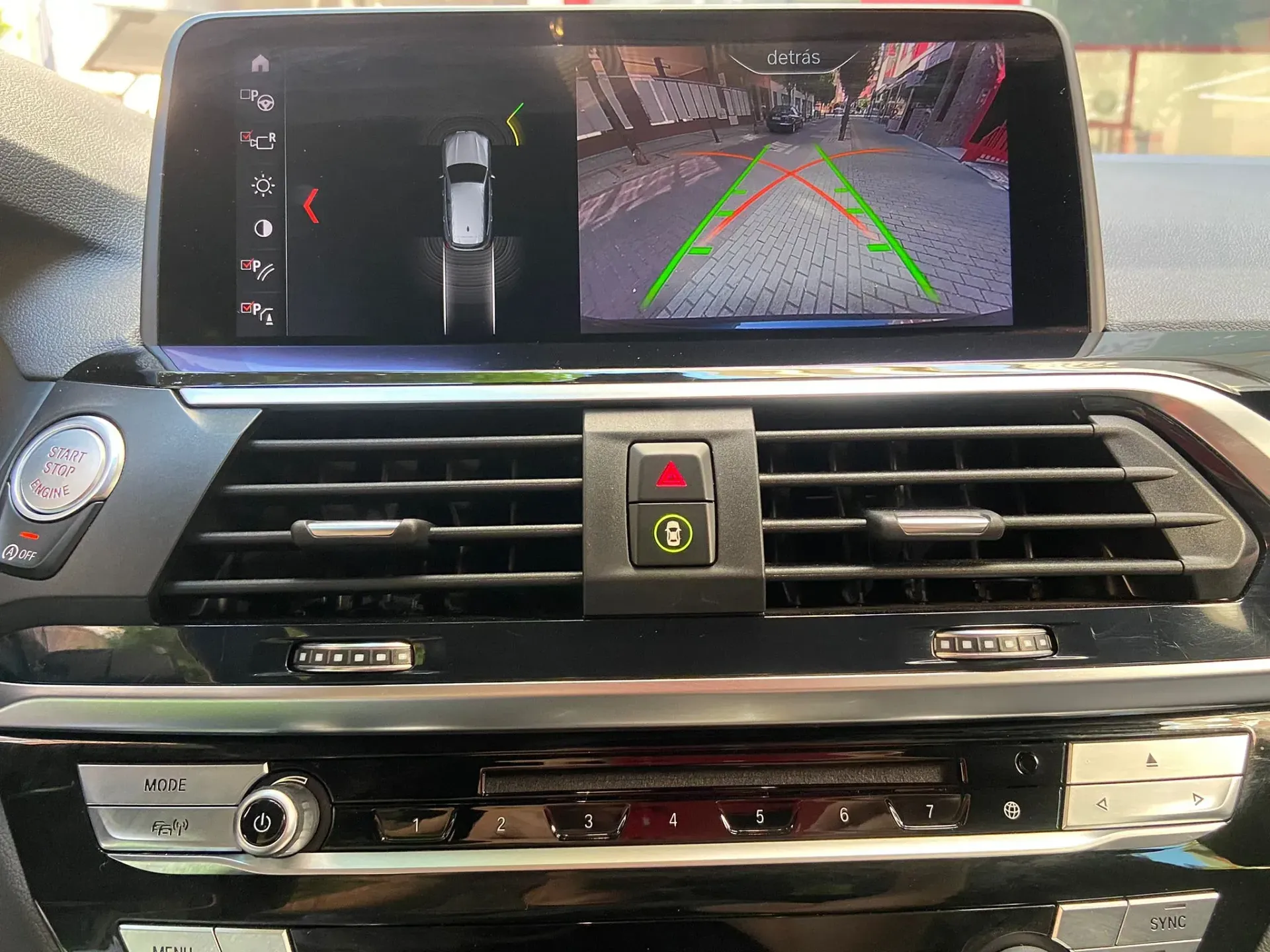 Un coche con una cámara de visión trasera en el tablero