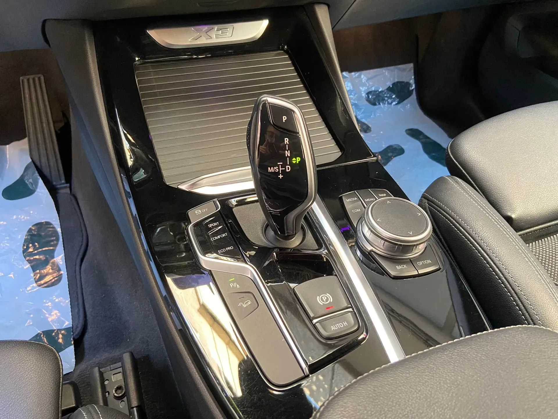 Un primer plano de la consola central de un coche.