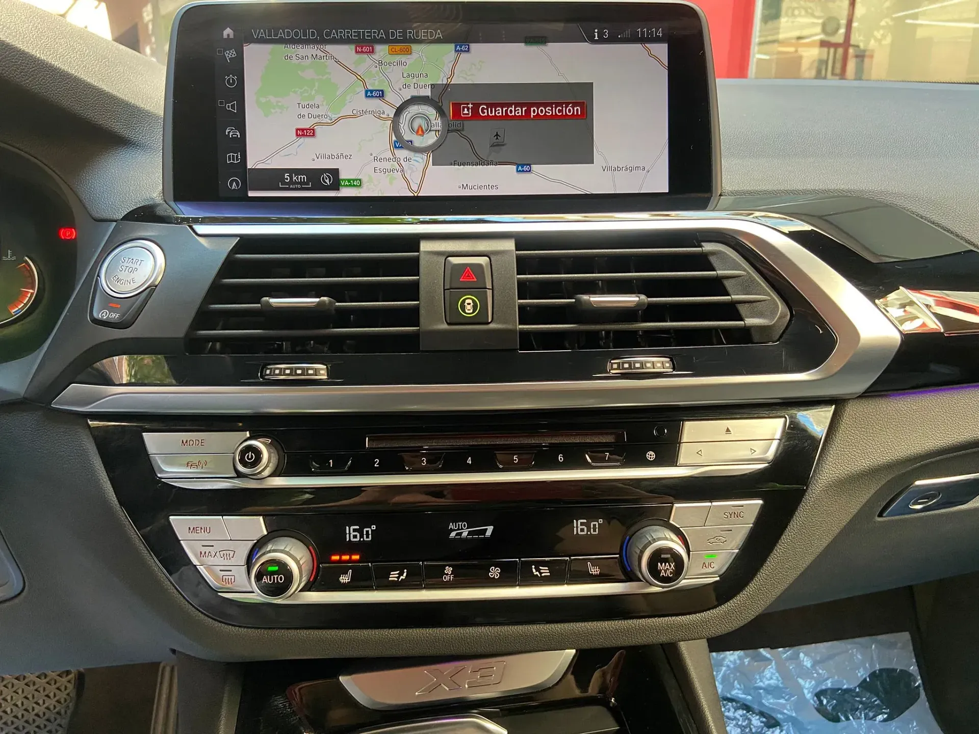 El tablero de un automóvil con un mapa en la pantalla.