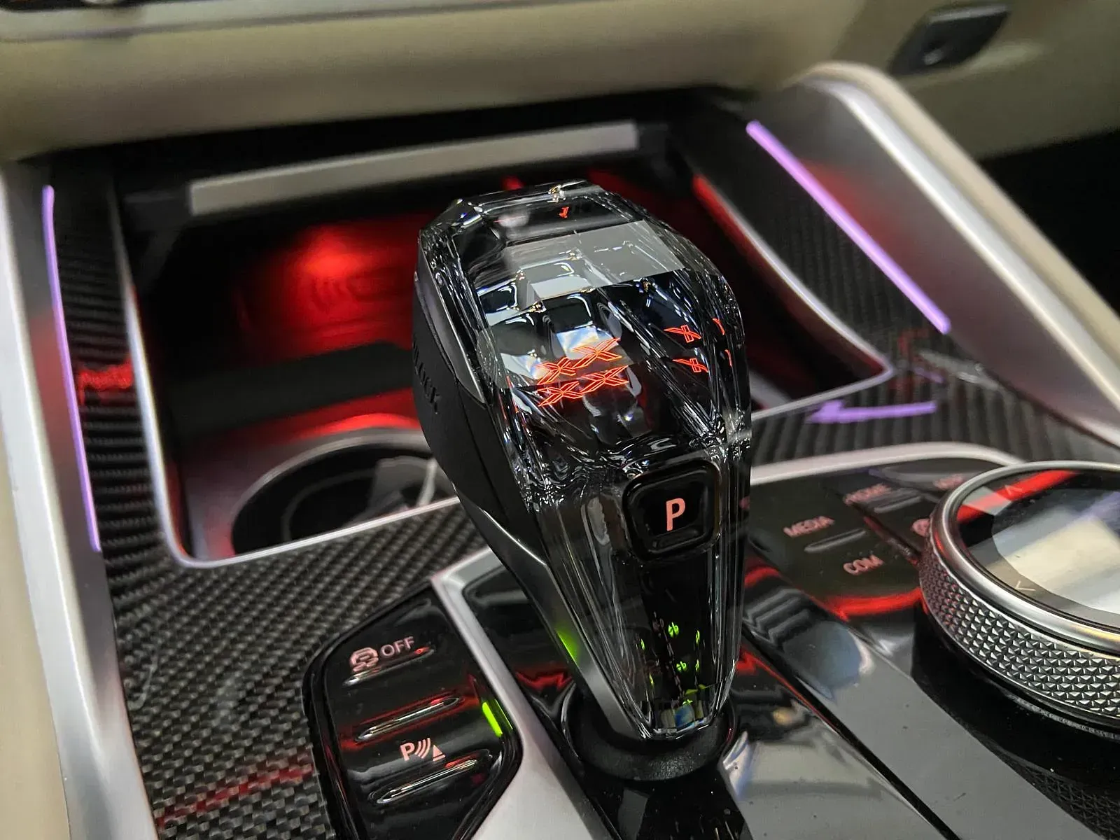 Un primer plano de una palanca de cambios en un coche.