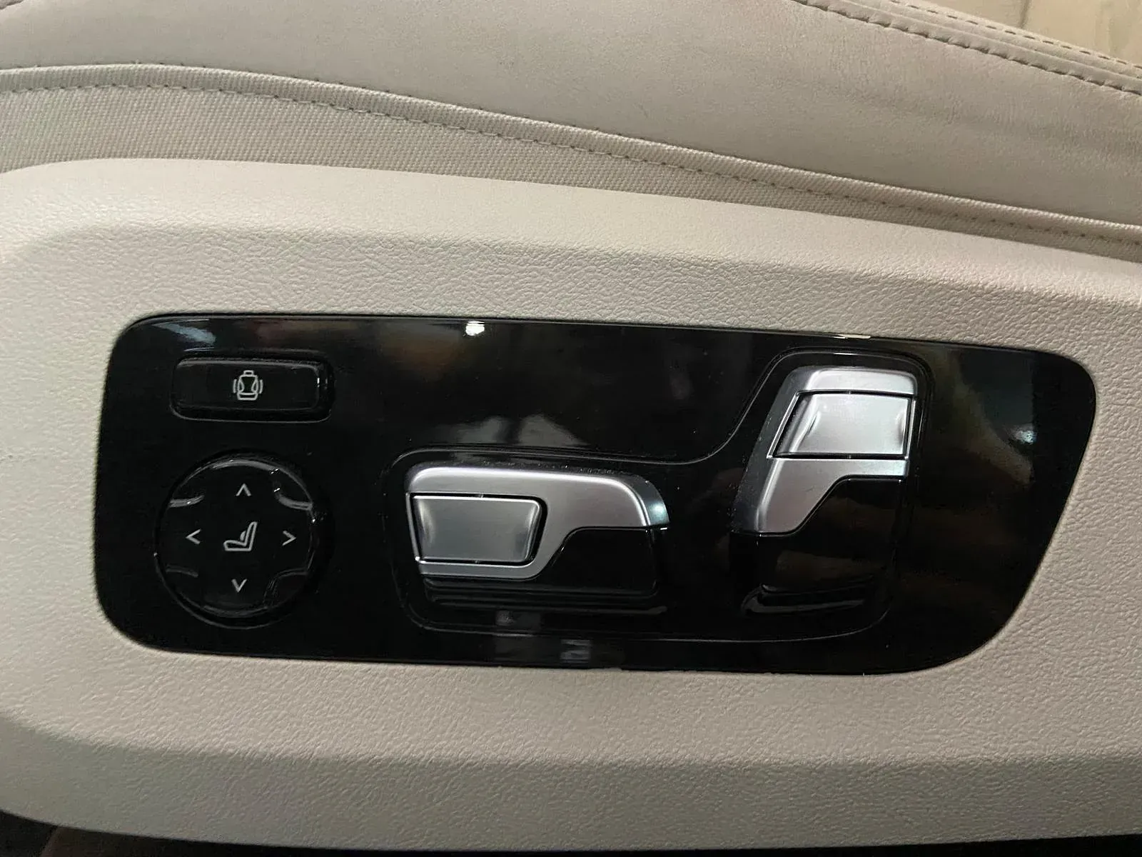 Un primer plano de un asiento de automóvil con un control remoto.