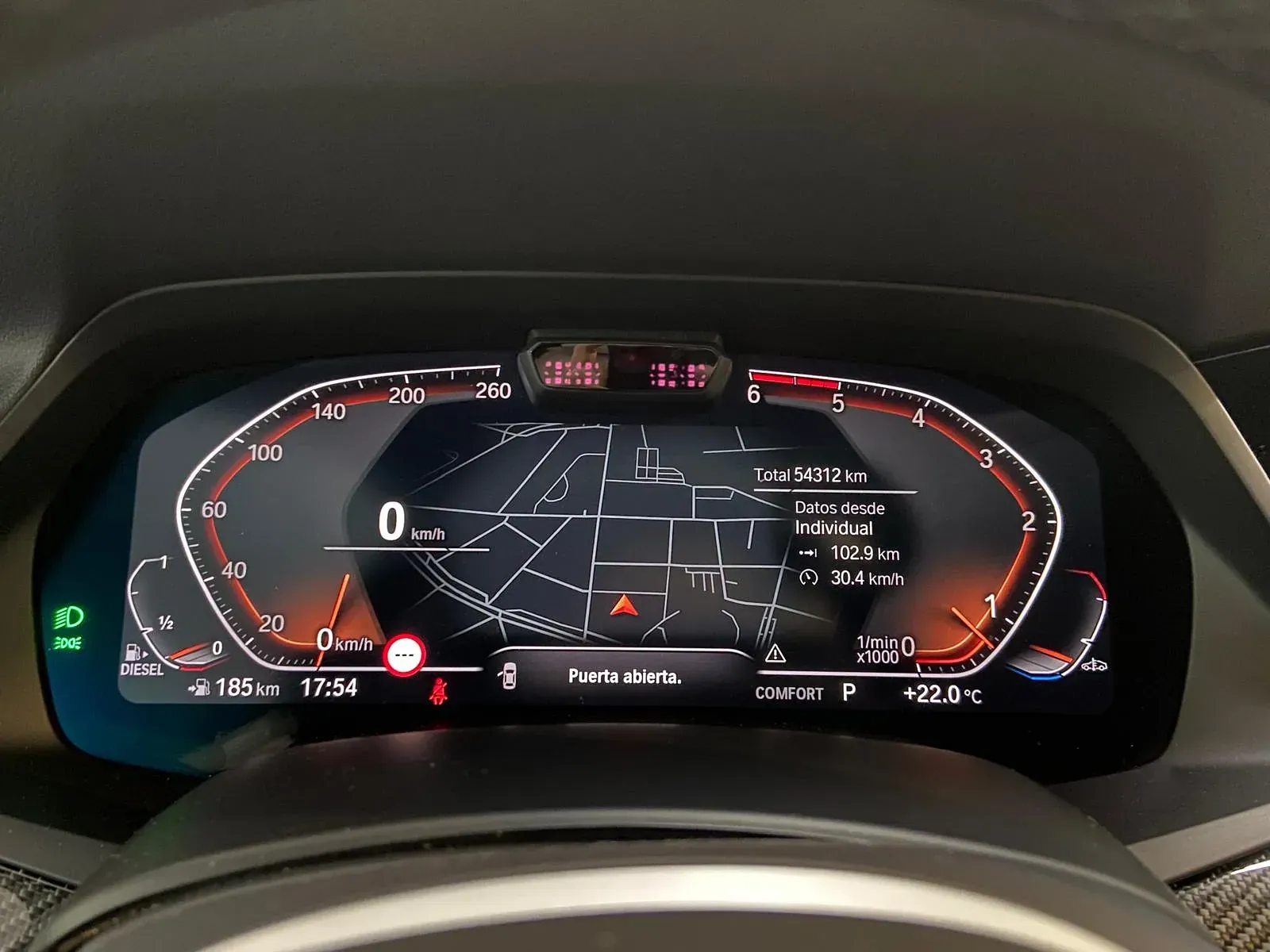 Un primer plano del tablero de un automóvil con un mapa en él.