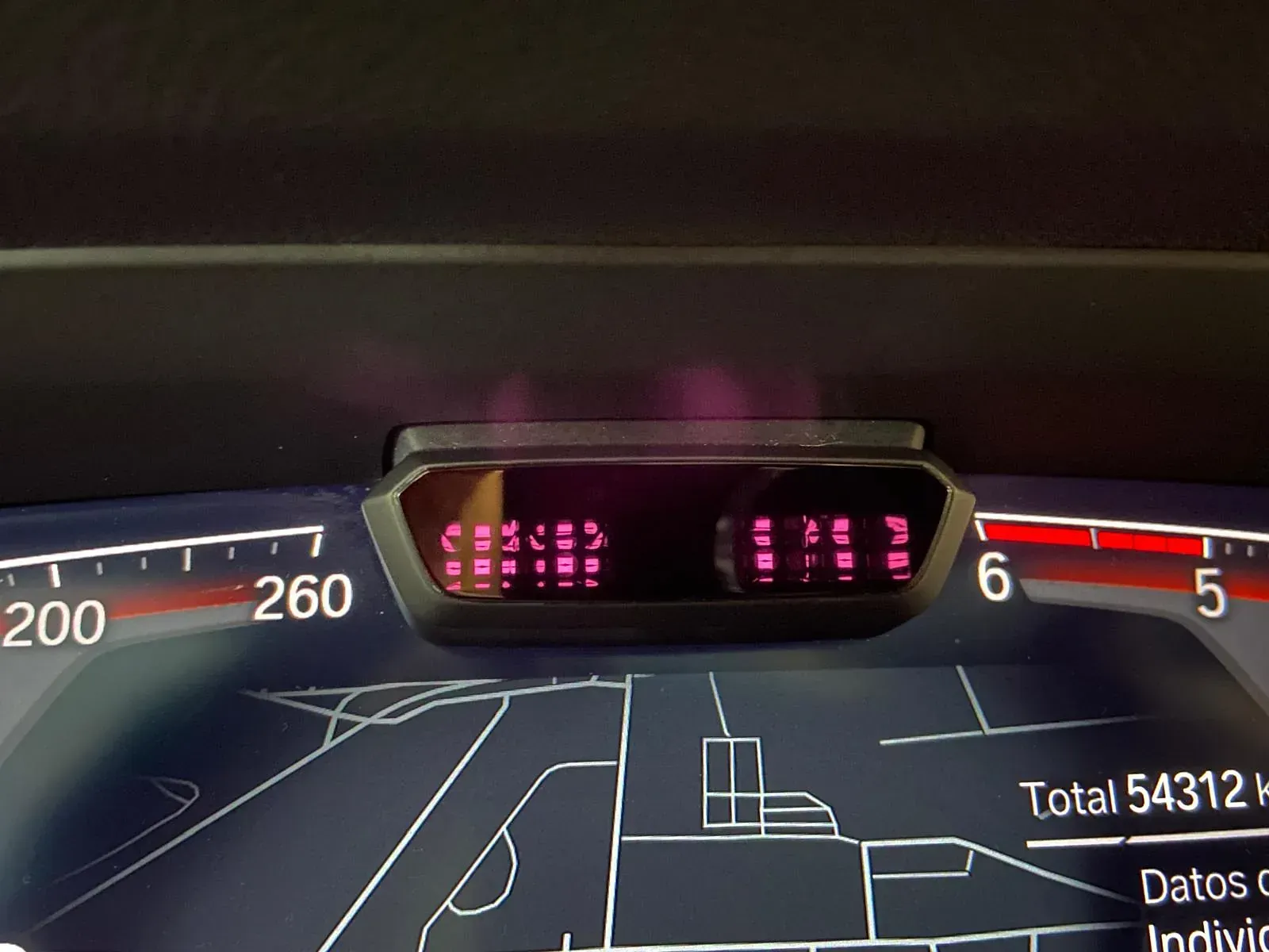 Un primer plano del tablero de un automóvil con el número 260.