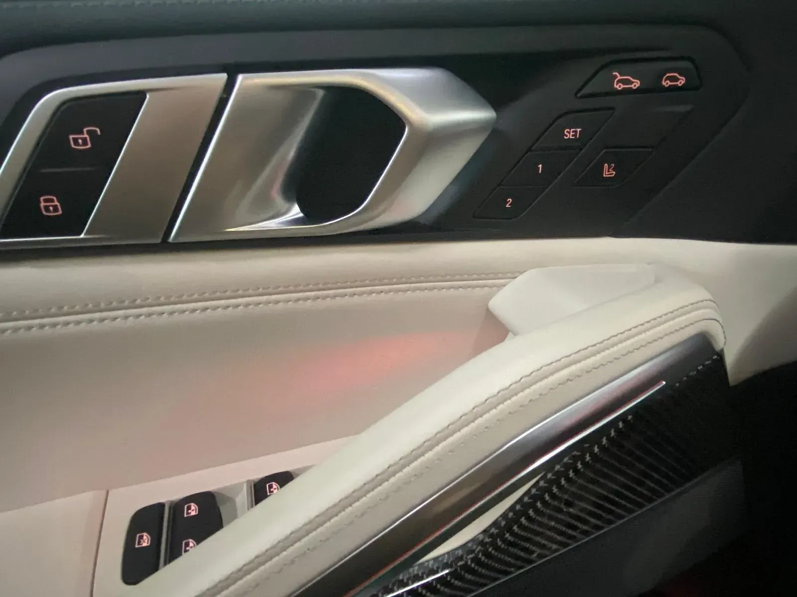 Un primer plano de la manija de la puerta de un automóvil.