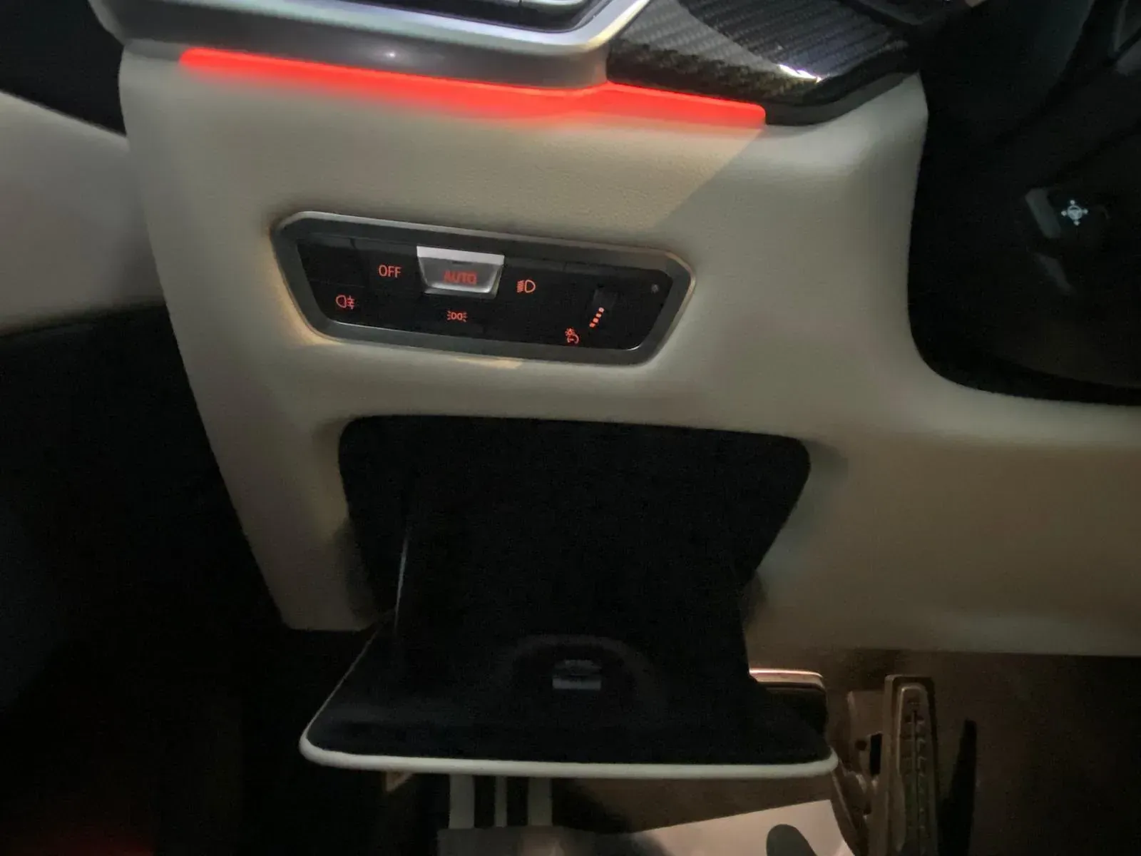 Un coche con una luz roja en el tablero