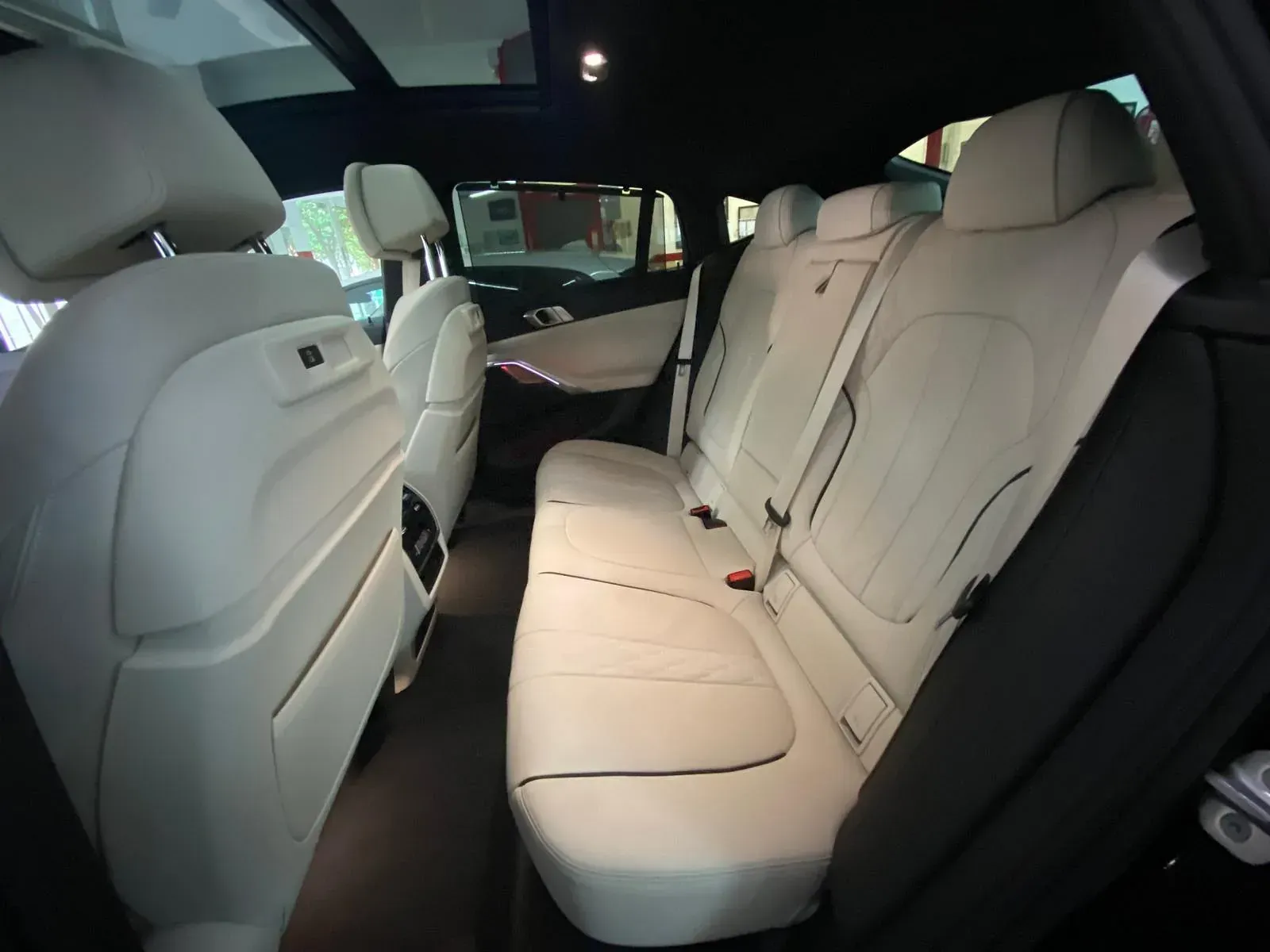 El asiento trasero de un coche con techo corredizo