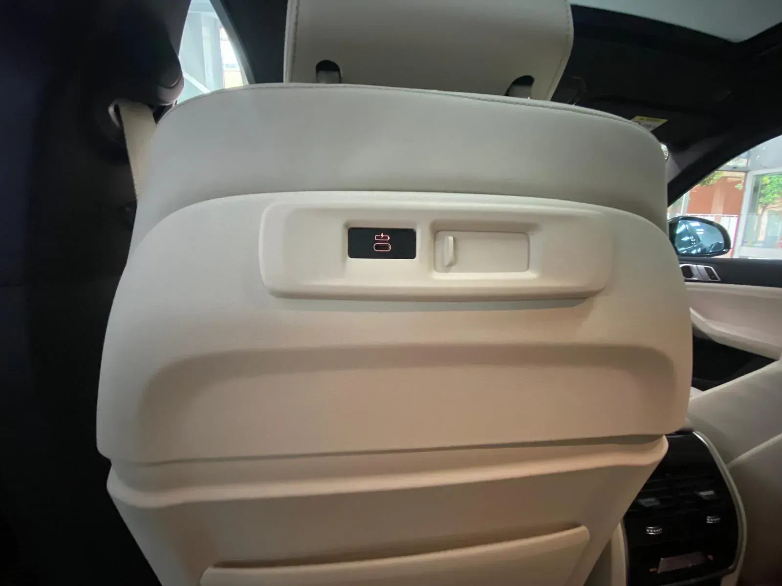 El asiento trasero de un coche con un botón.