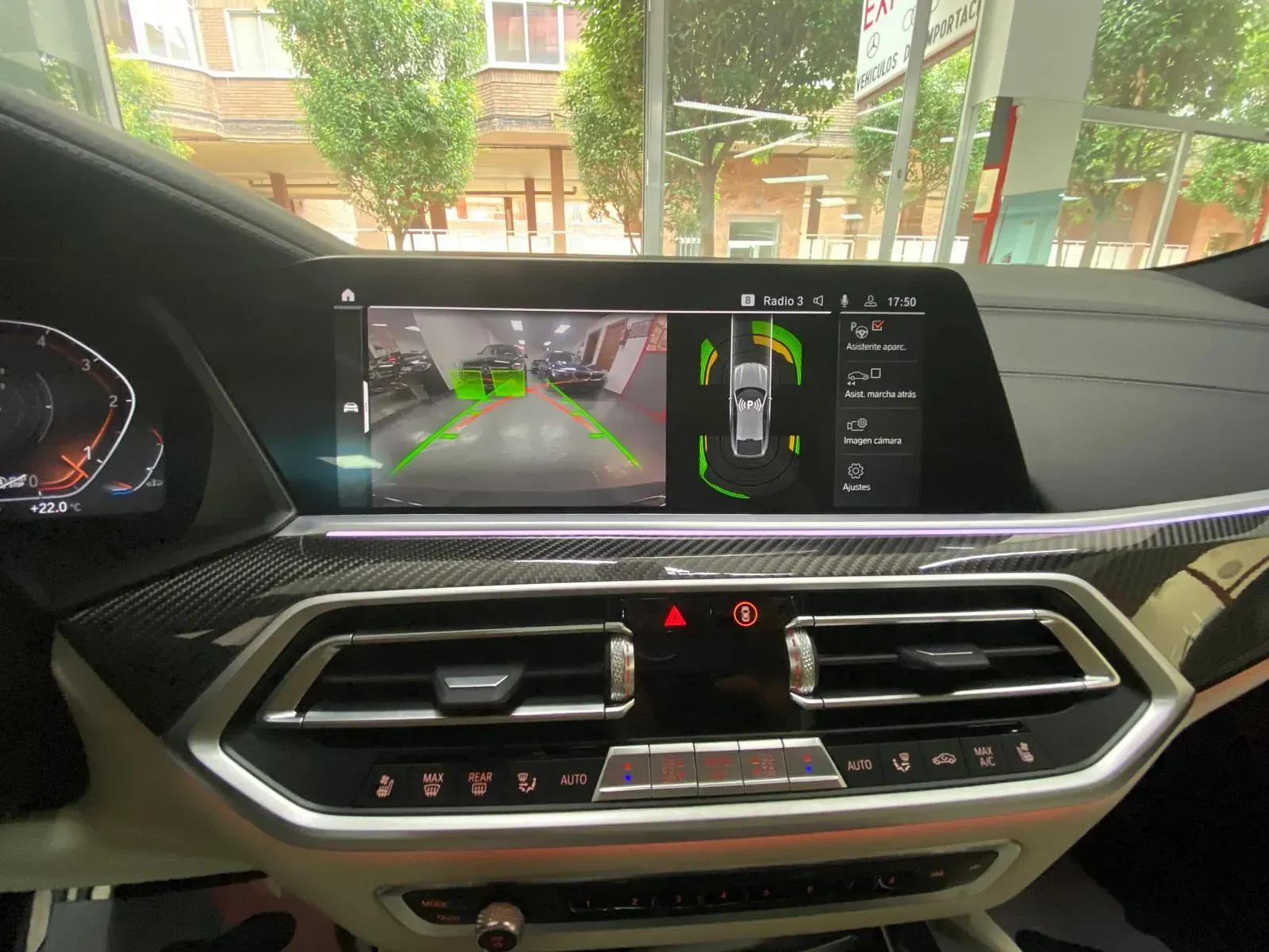 Un coche con una cámara de visión trasera en el tablero