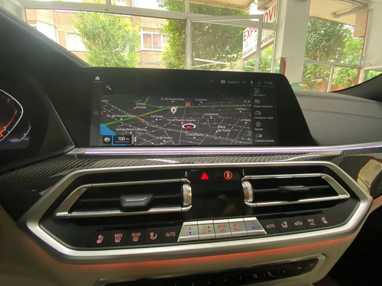 Un primer plano del tablero de instrumentos de un automóvil con un mapa en él.