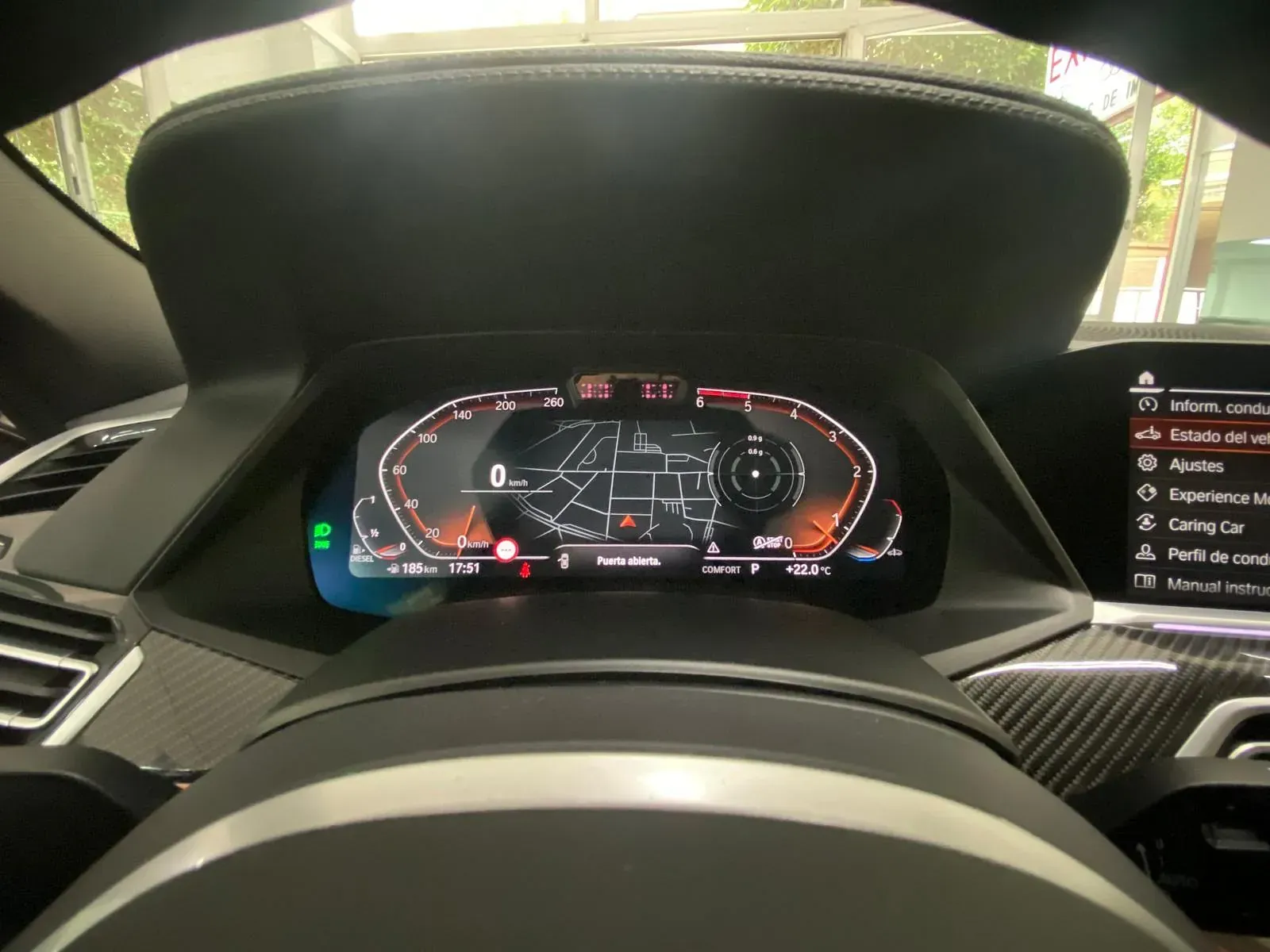 Un primer plano del tablero de un automóvil con un mapa en él.