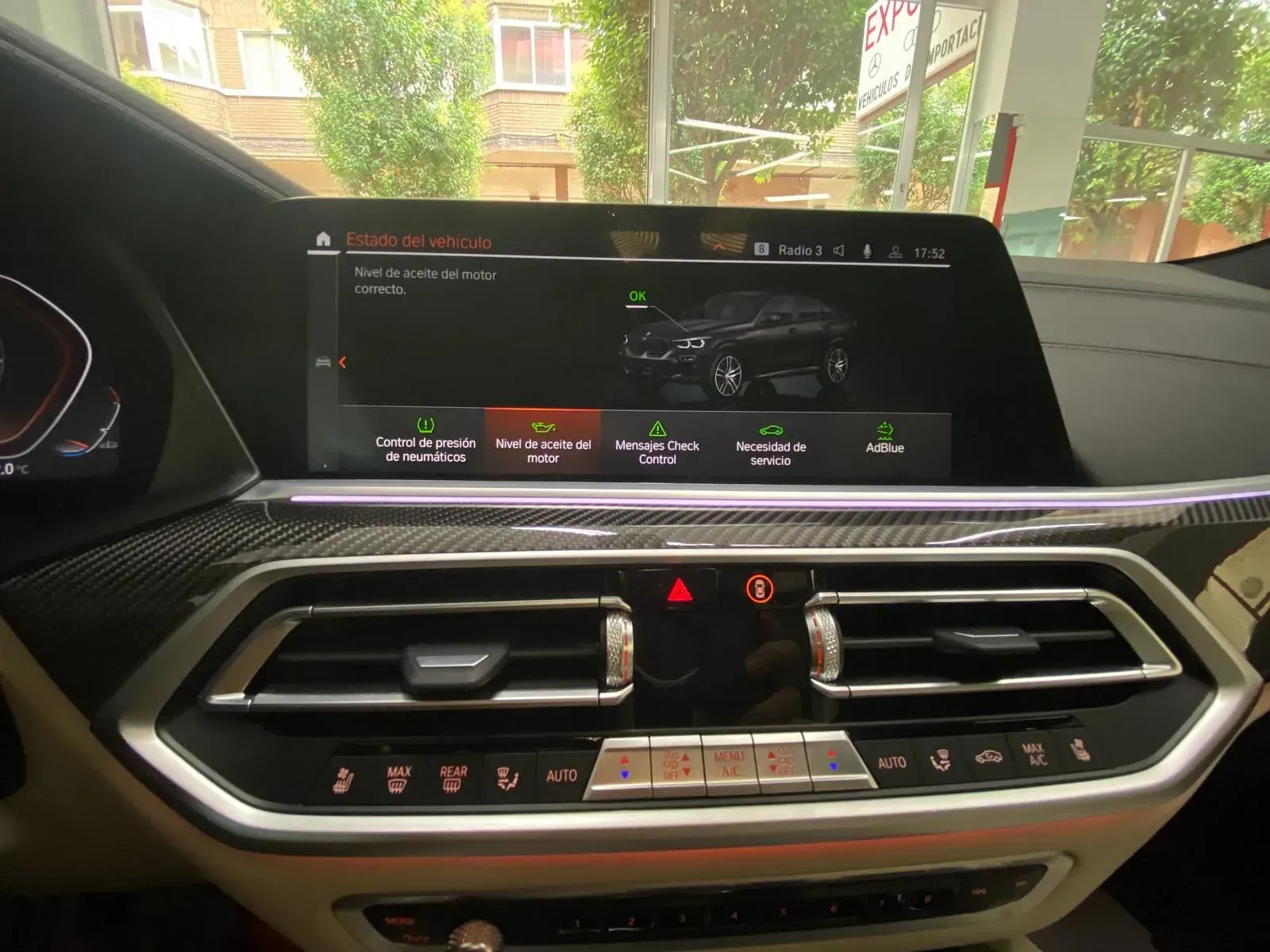 Se muestra el tablero de un BMW X5