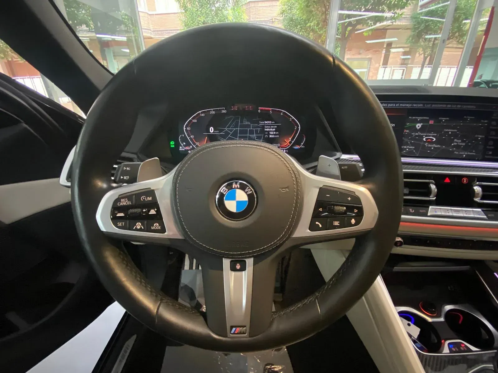 Se muestra en primer plano el volante de un BMW.