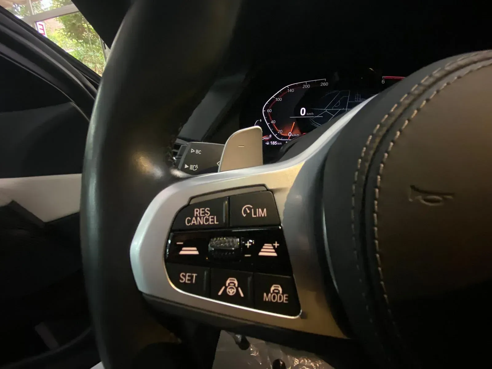 Un primer plano del volante de un coche.