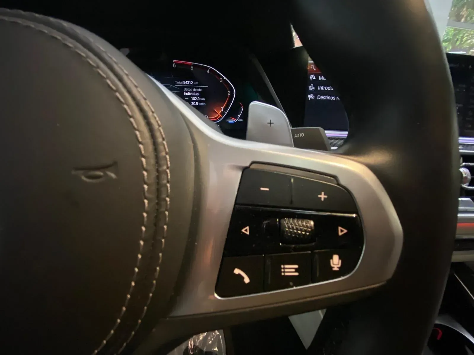 Un primer plano del volante de un coche.