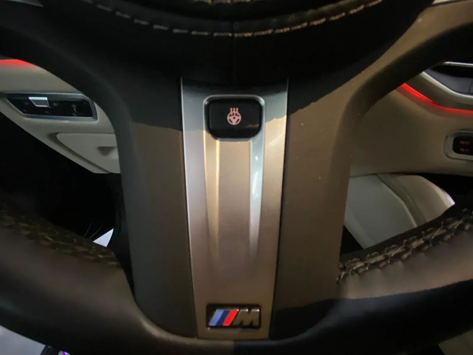 Un primer plano del volante de un BMW.