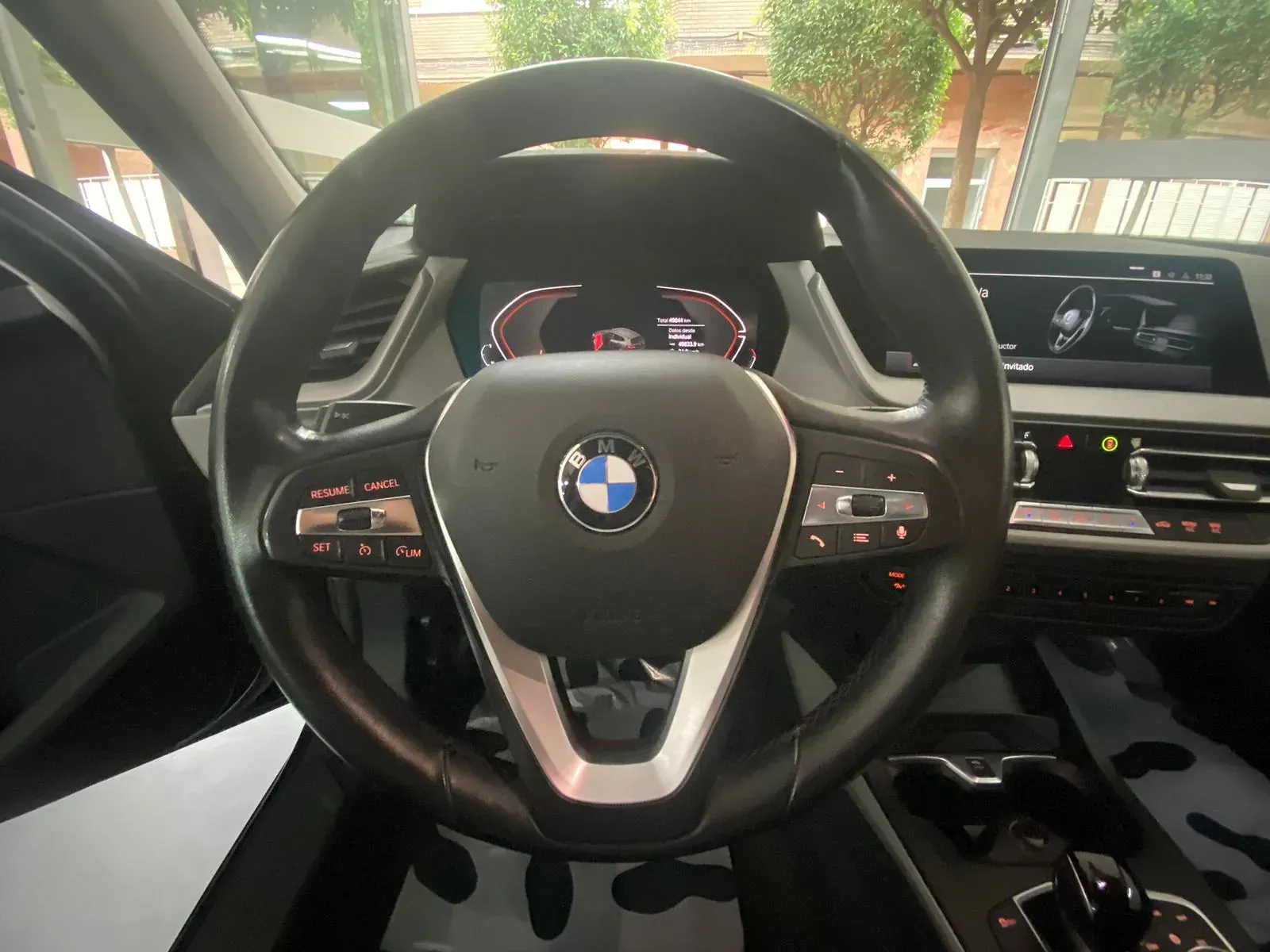 Un primer plano del volante de un BMW.