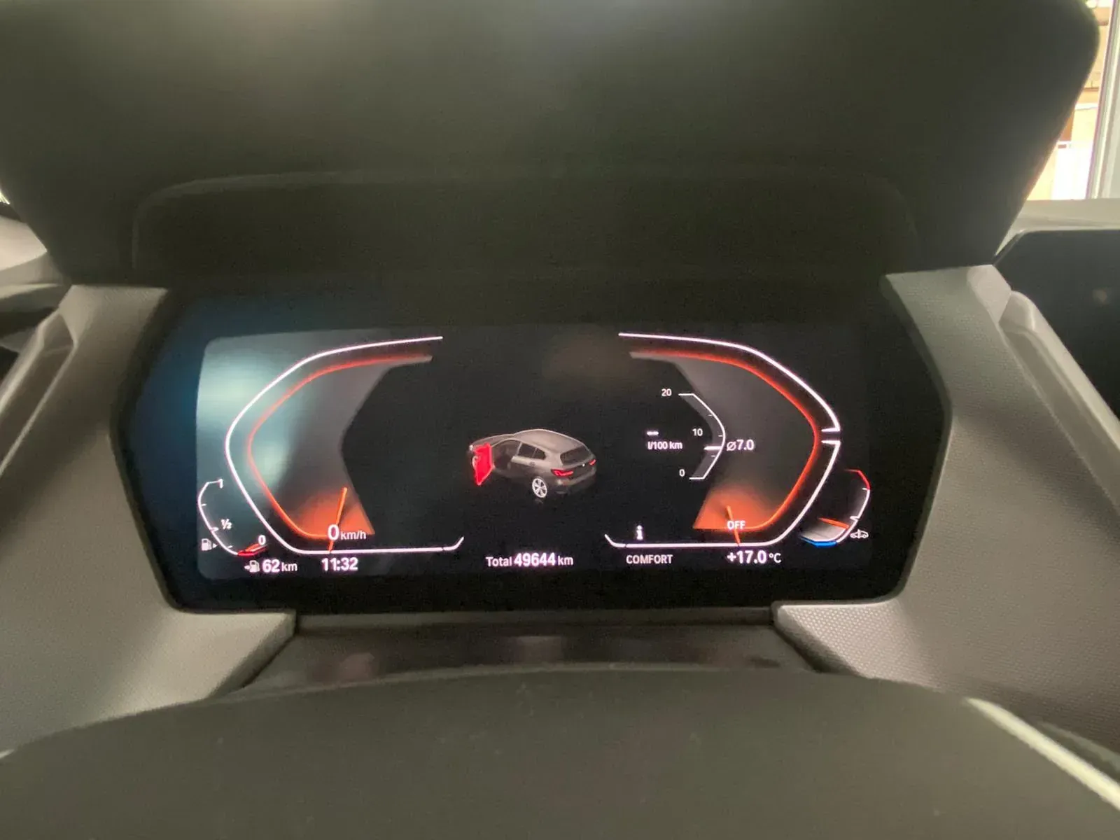 Un tablero de un automóvil con una imagen de un automóvil en él