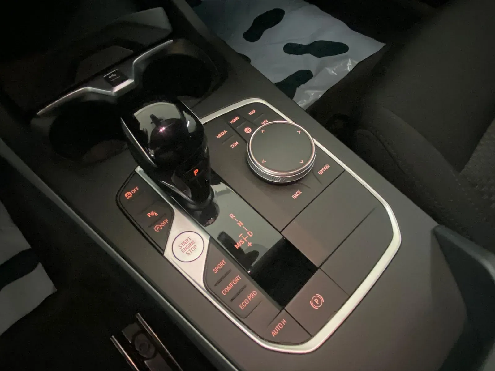 Un primer plano de la consola central de un coche.