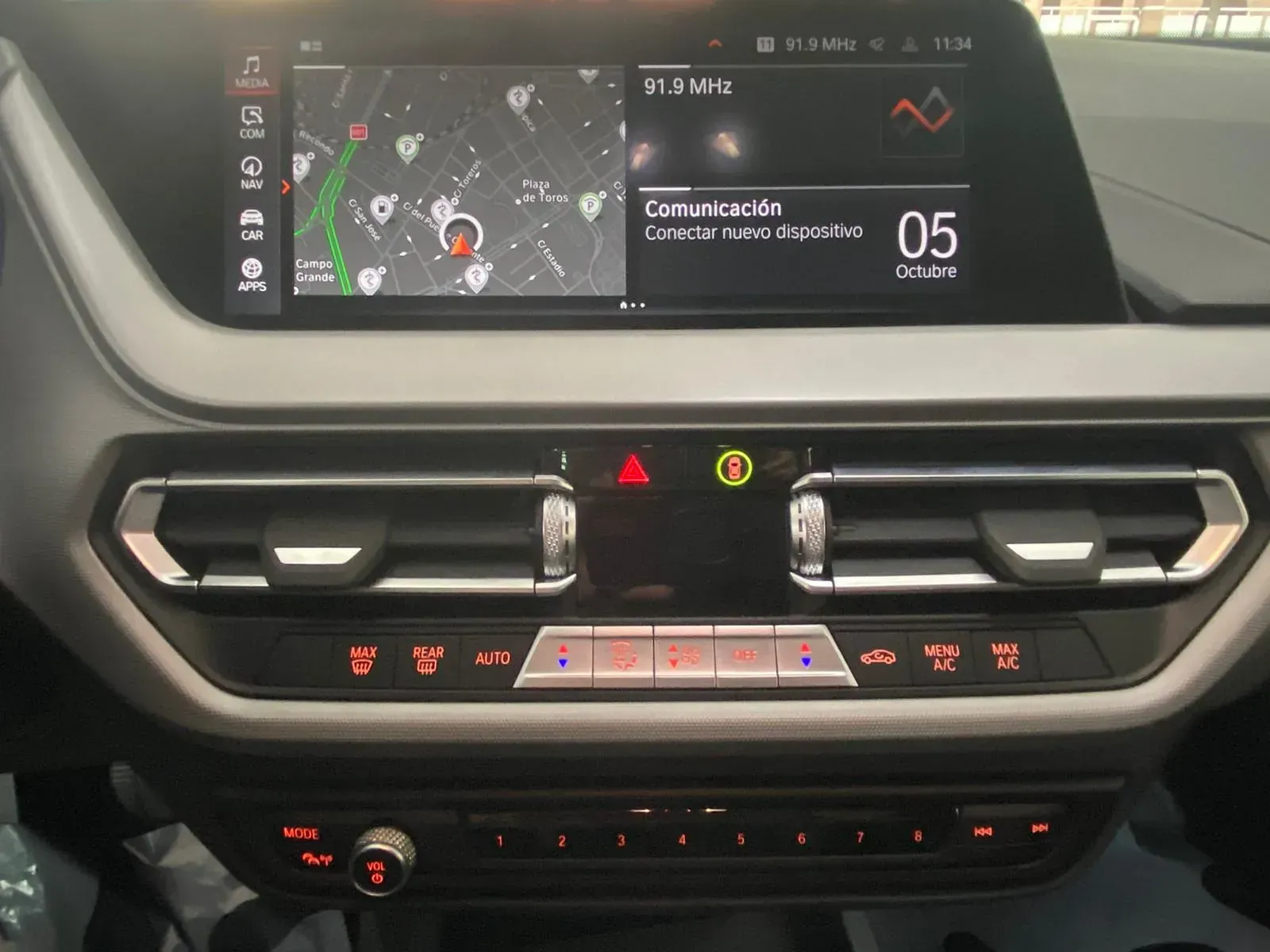 El tablero de un automóvil con el número 05