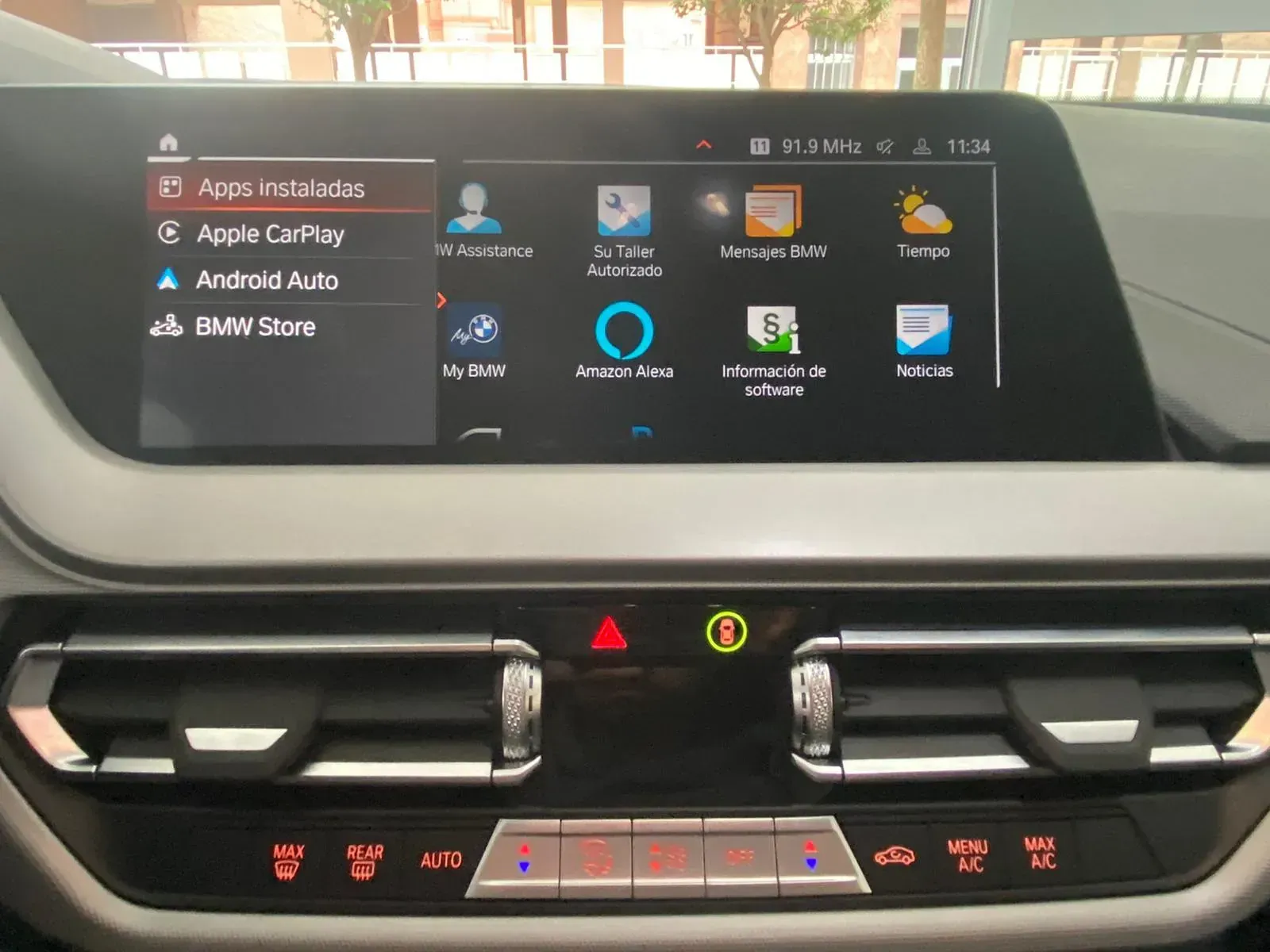 Un primer plano del tablero de un automóvil con una pantalla táctil.