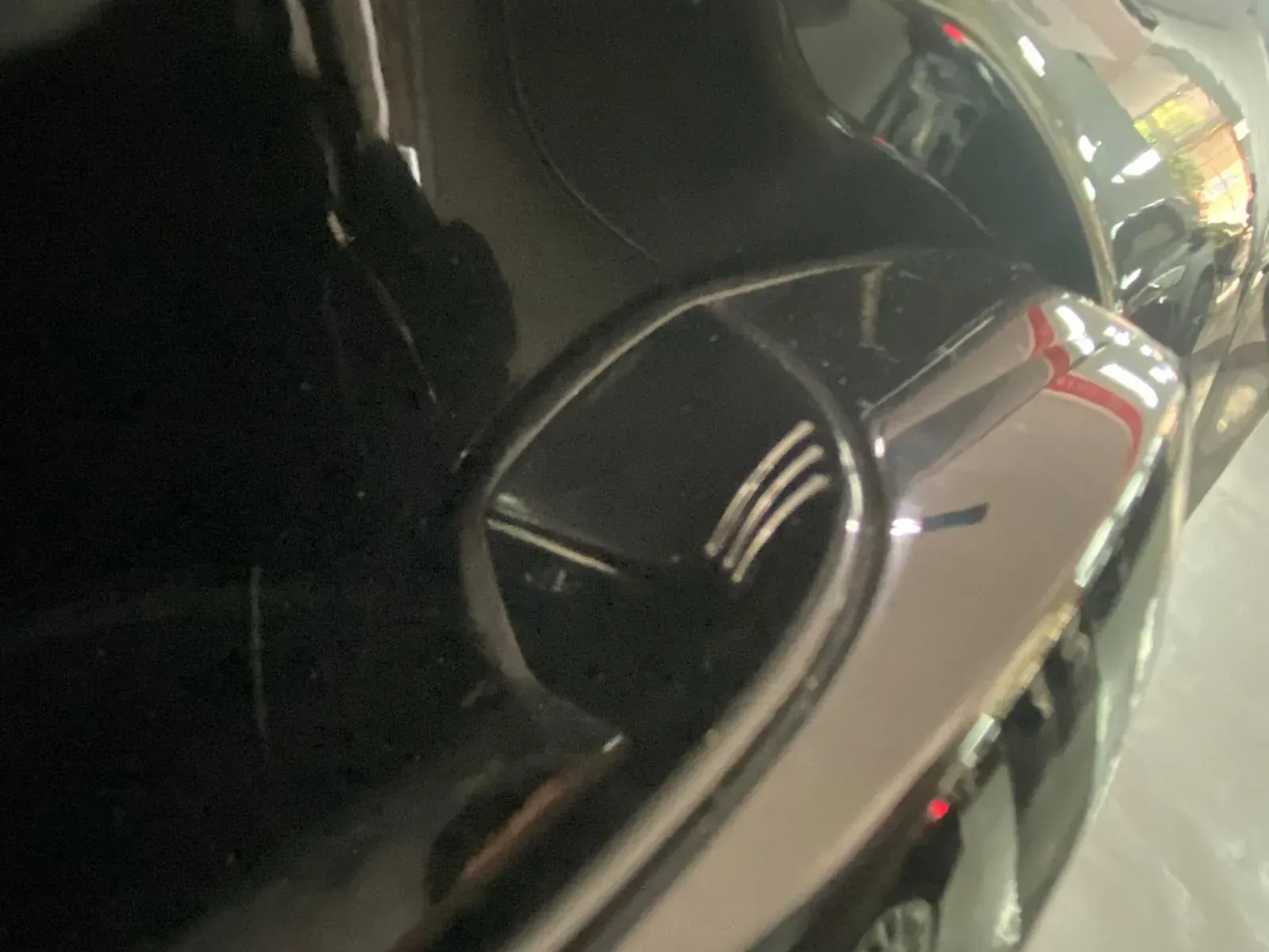 Un primer plano del espejo retrovisor lateral de un automóvil.