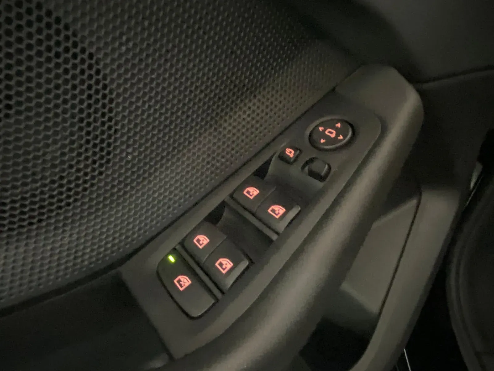 Un primer plano de la manija de la puerta de un automóvil con botones.