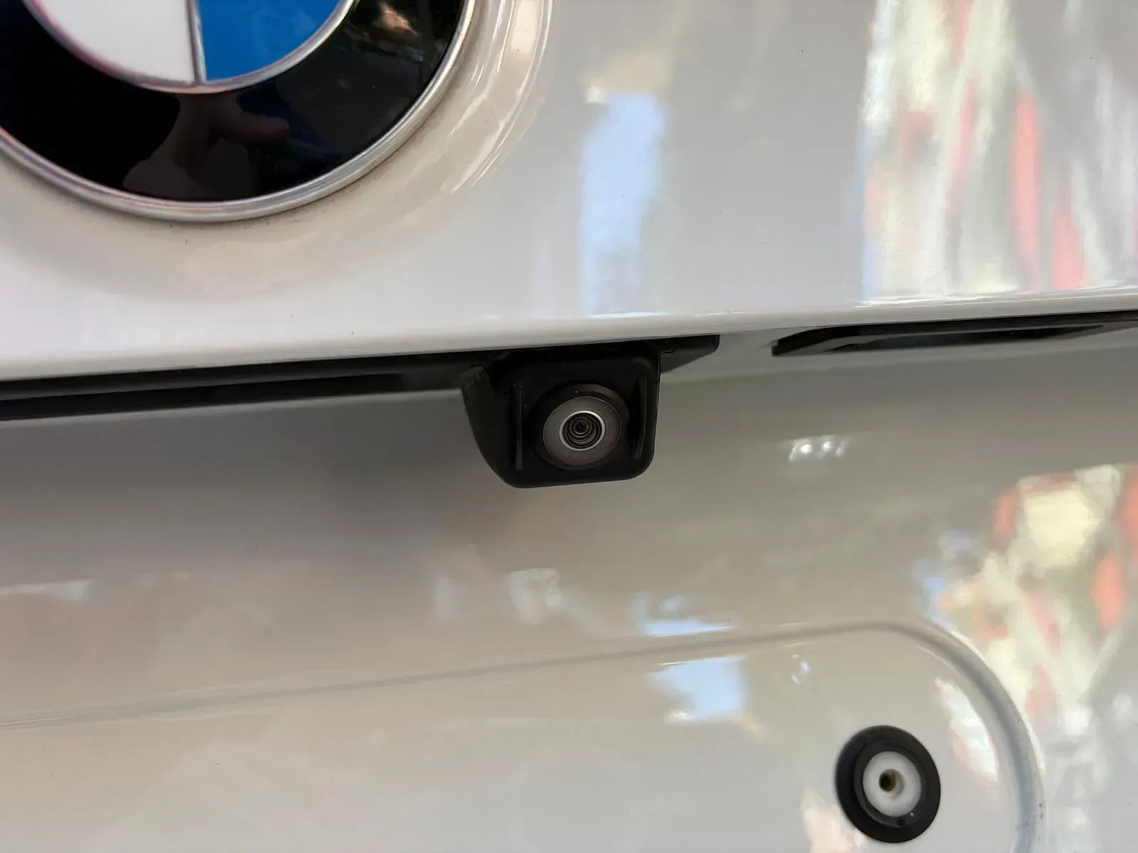 Un primer plano de una cámara de visión trasera en la parte trasera de un BMW.