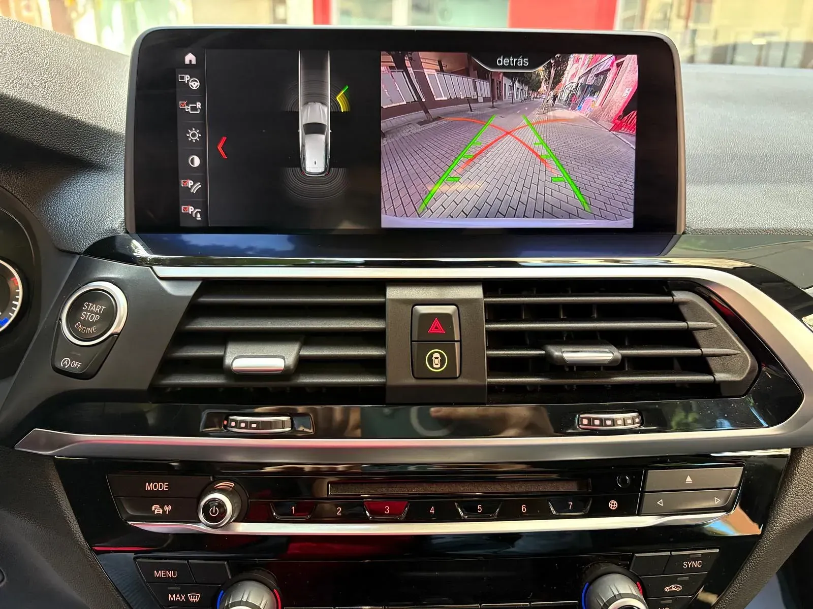 Un coche con una cámara de visión trasera en el tablero.