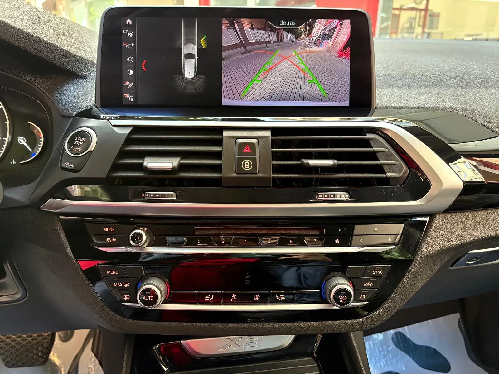 Un coche con una cámara de visión trasera en el tablero.