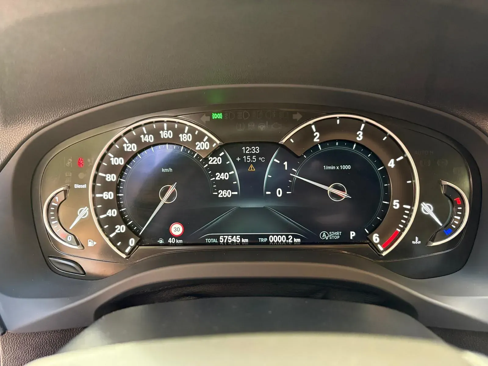 Un primer plano del tablero de un automóvil con una pantalla digital.