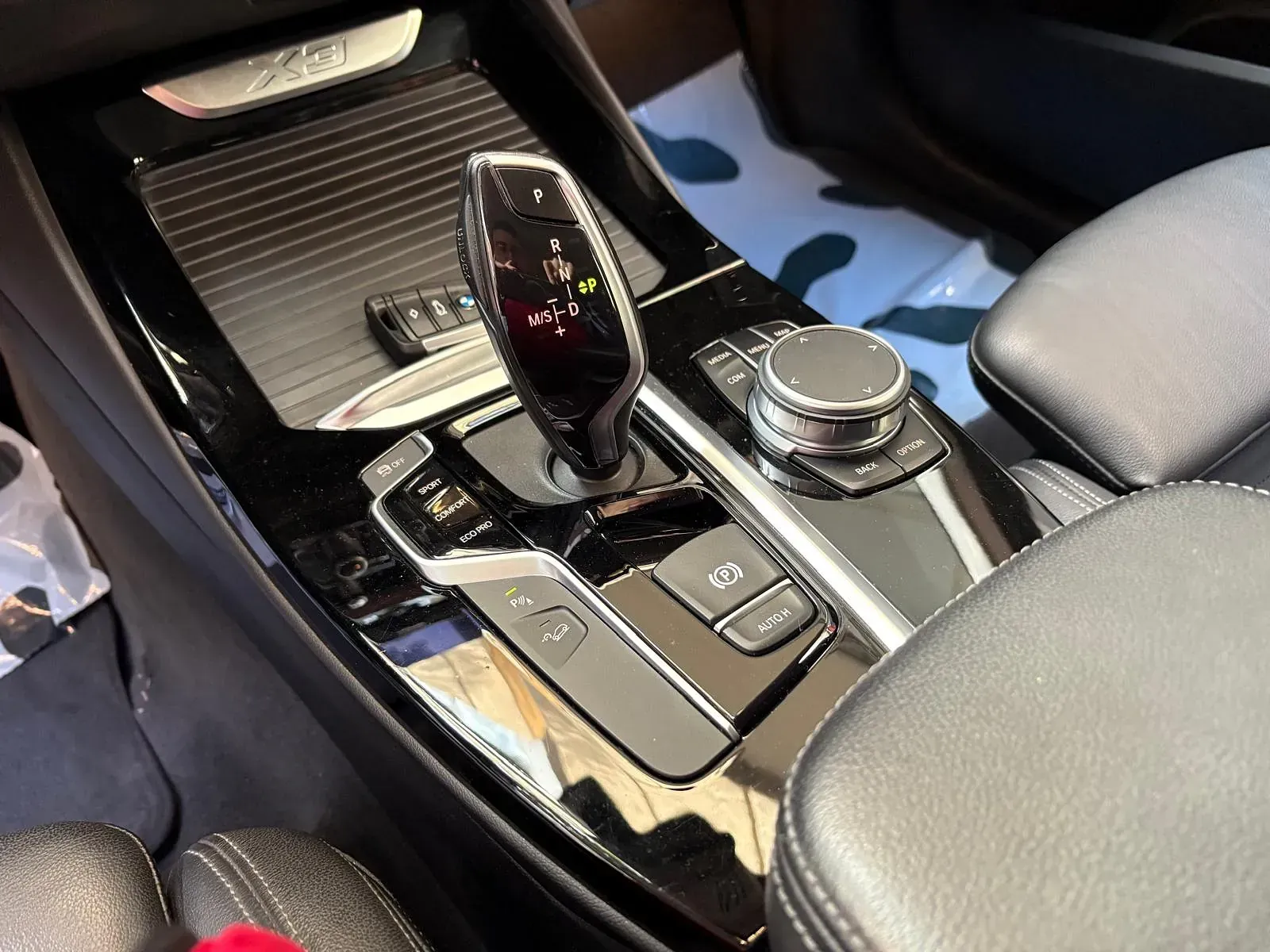 Un primer plano del tablero de instrumentos de un automóvil con un control remoto.