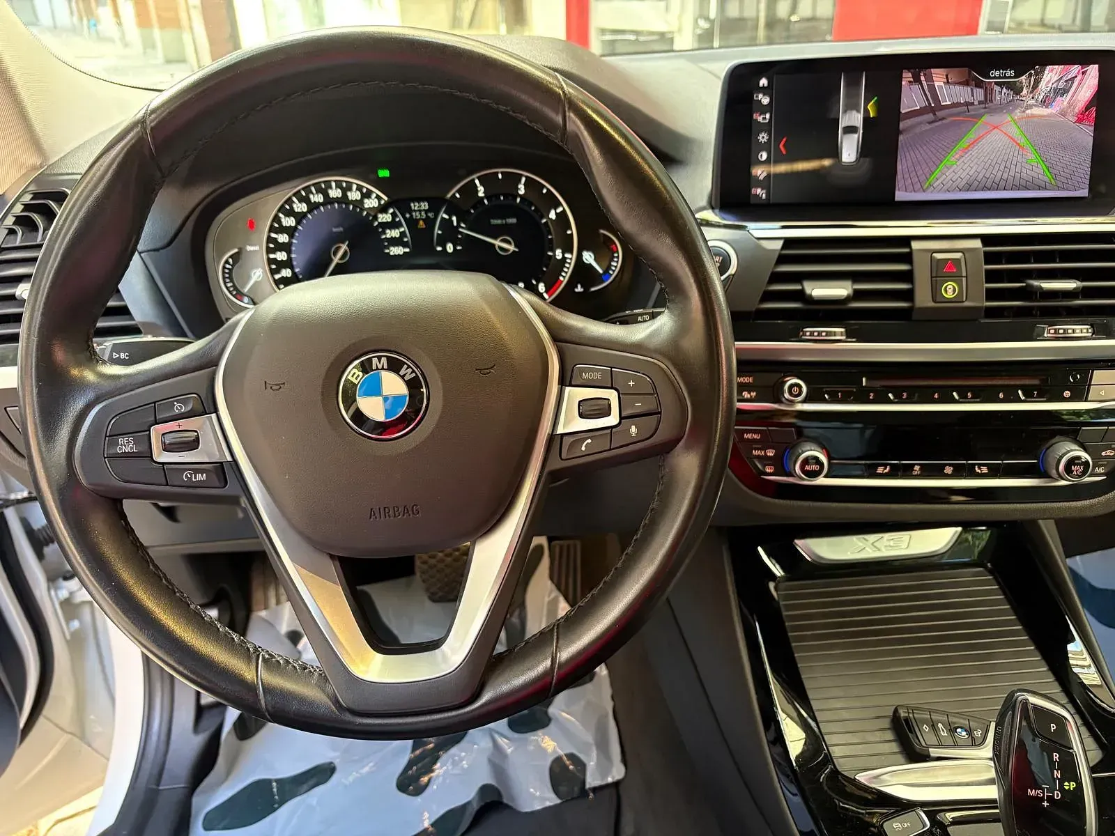 El interior de un BMW X3 con volante y salpicadero.