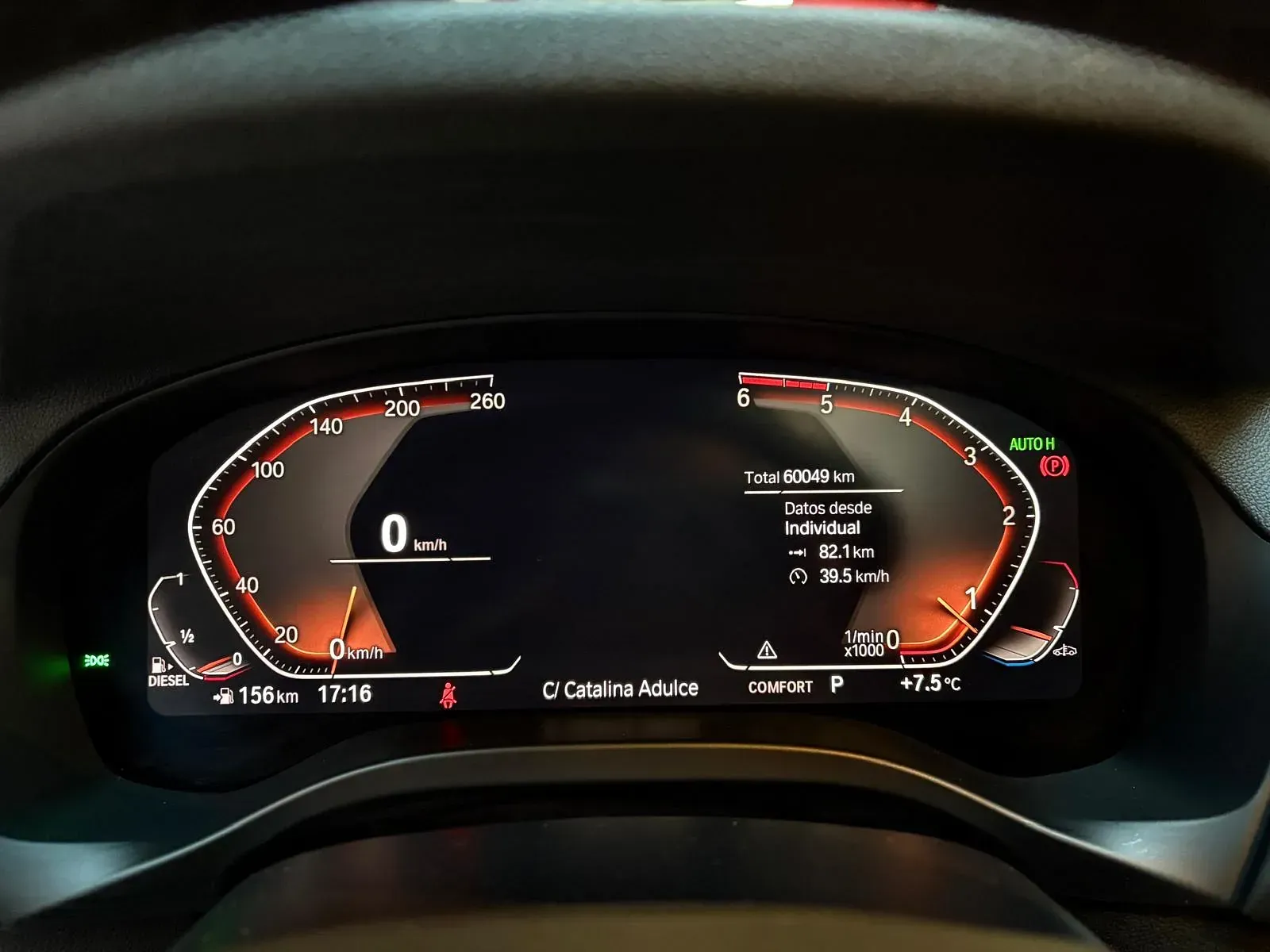 Un primer plano del tablero de un automóvil con una pantalla digital.