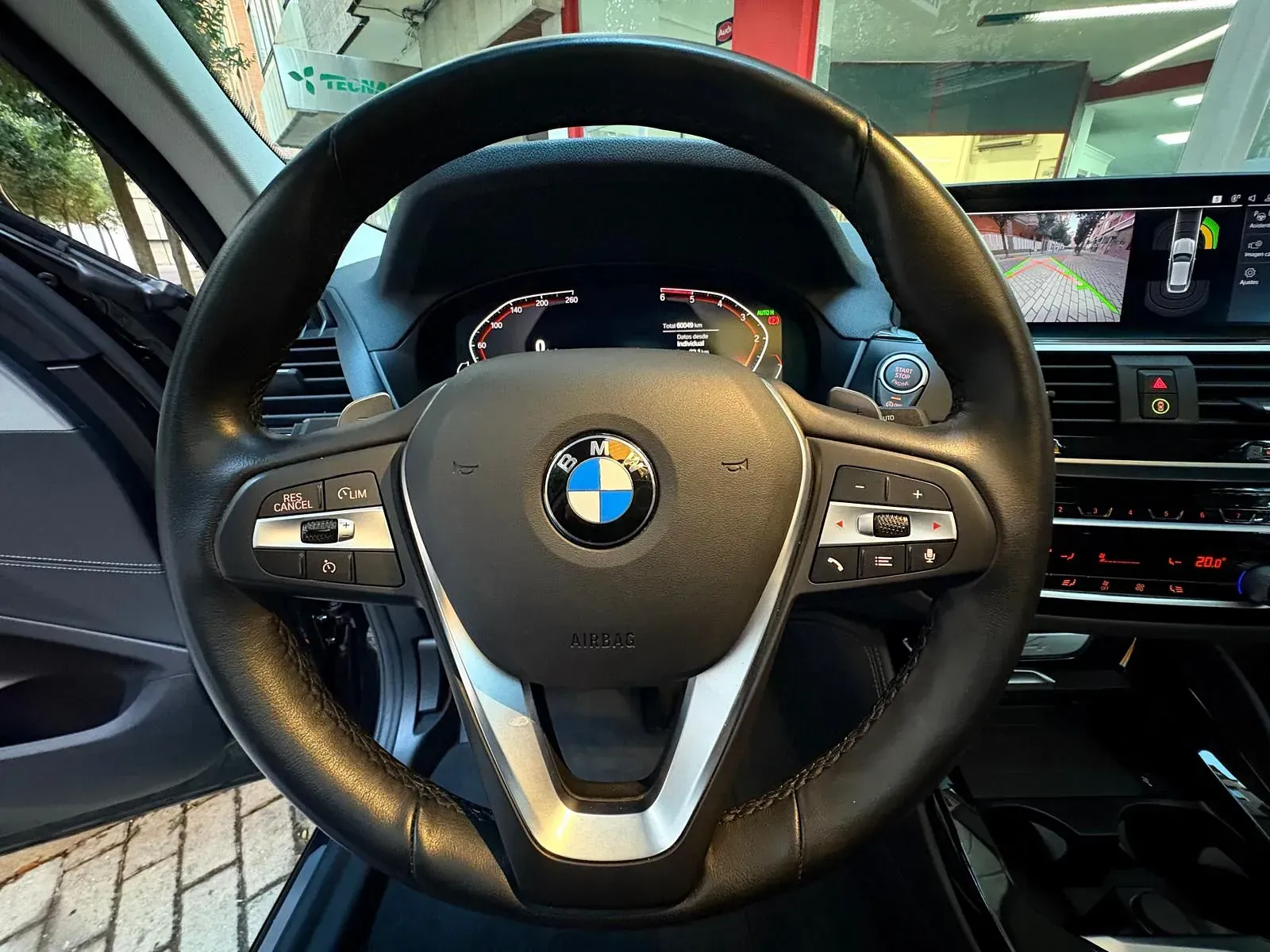 Un primer plano del volante de un BMW.