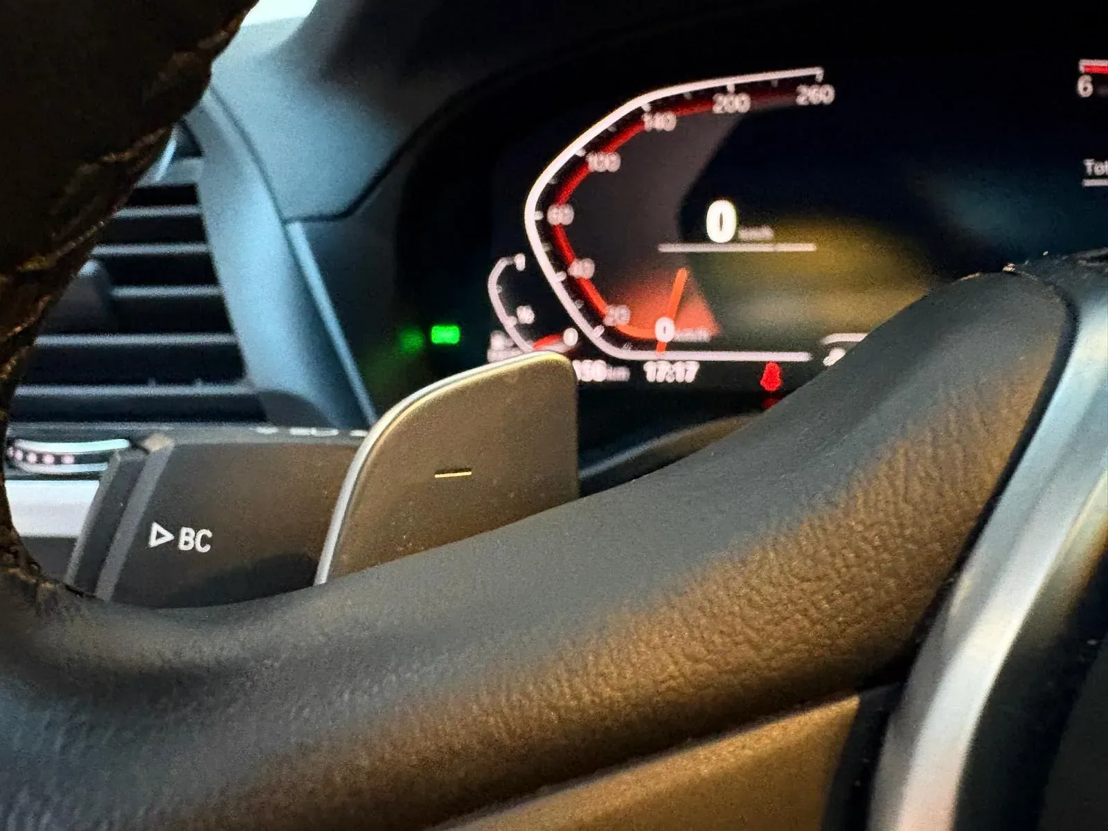 Un primer plano del tablero de un automóvil con un velocímetro que marca 0.