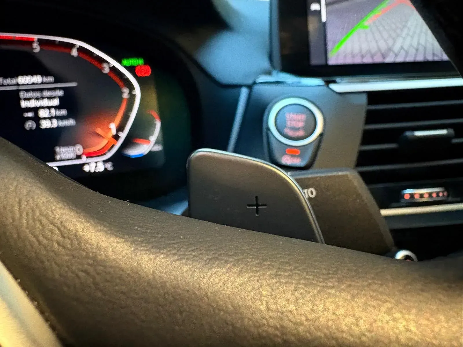 Un primer plano del volante de un coche.