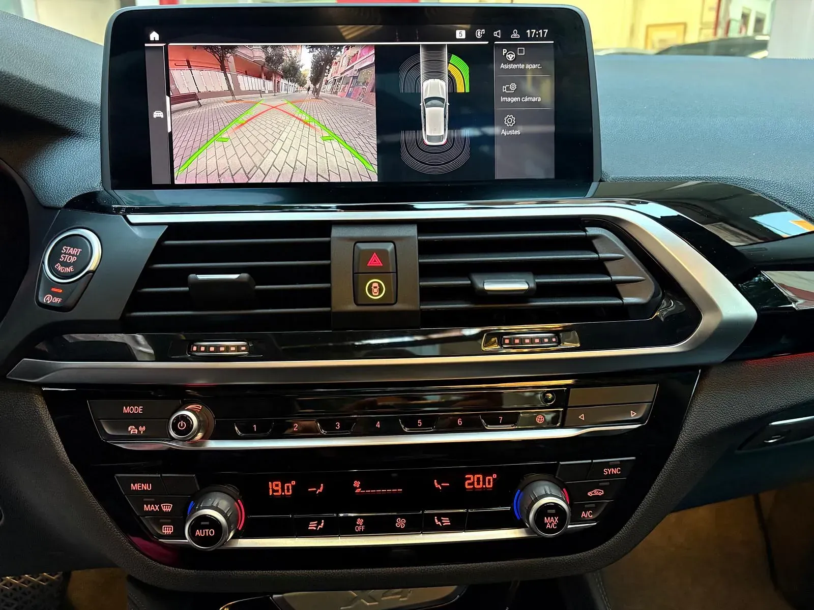 El tablero de un automóvil con una cámara de visión trasera.