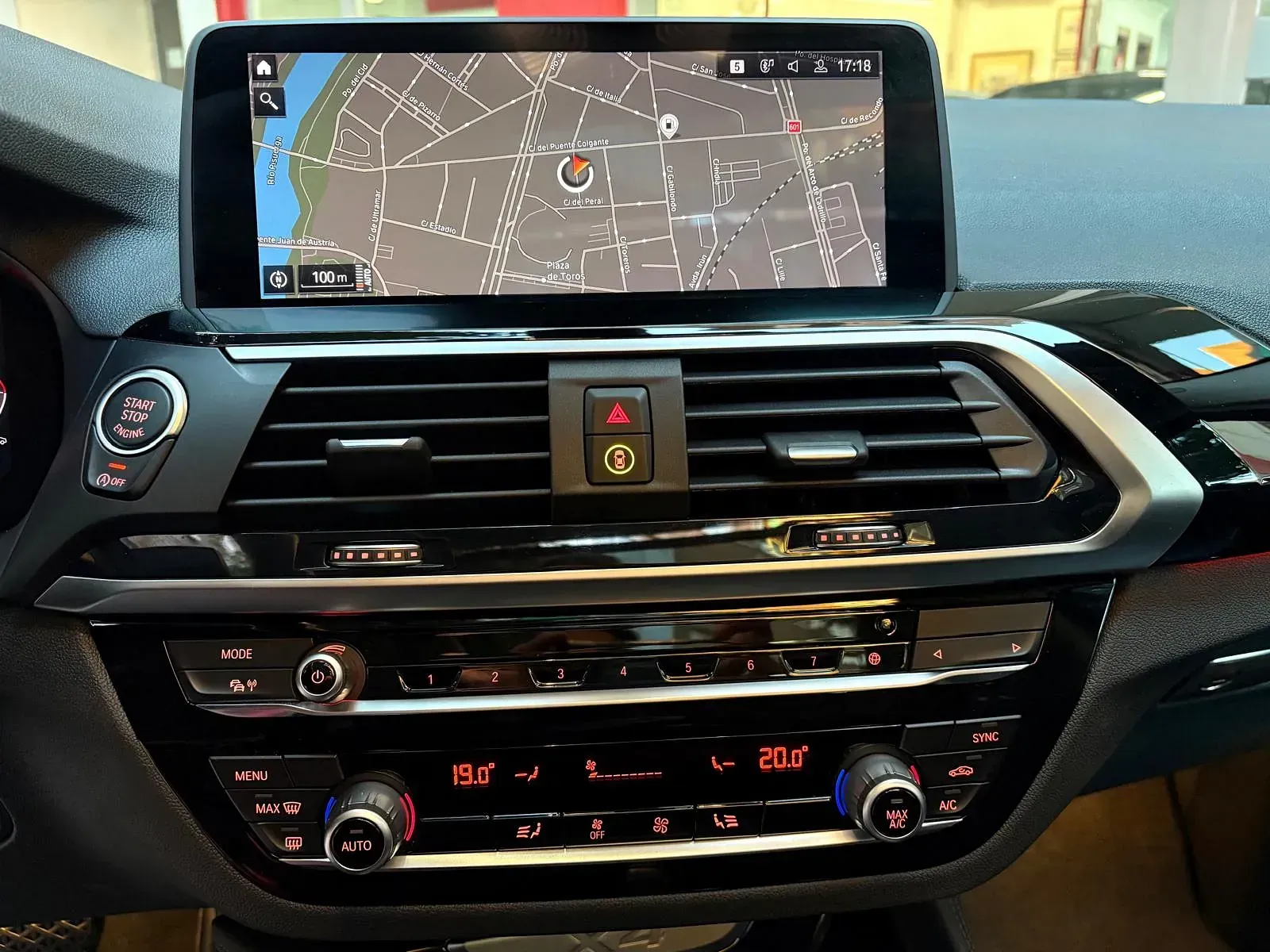 El tablero de un automóvil con un mapa en la pantalla.