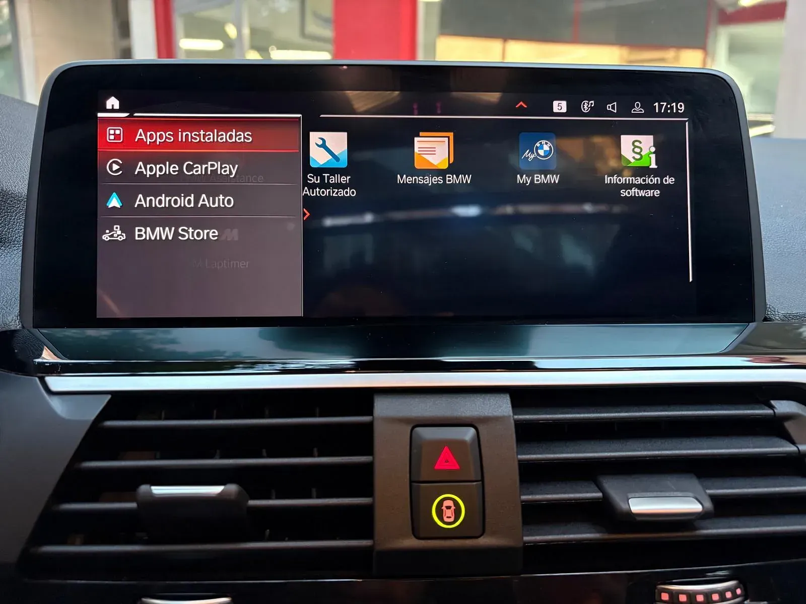 Un tablero de instrumentos de un automóvil con una pantalla que dice 
