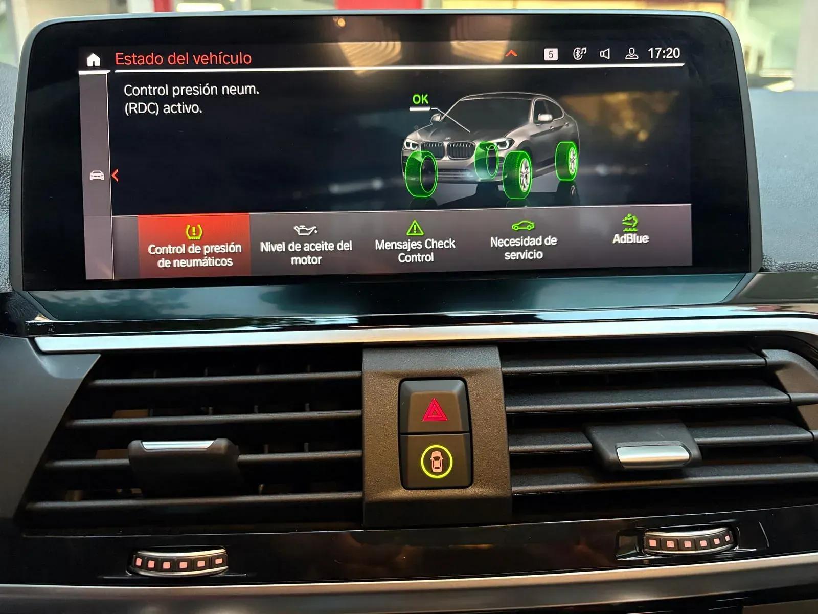 Un tablero de instrumentos de un automóvil con una pantalla que muestra un automóvil en él