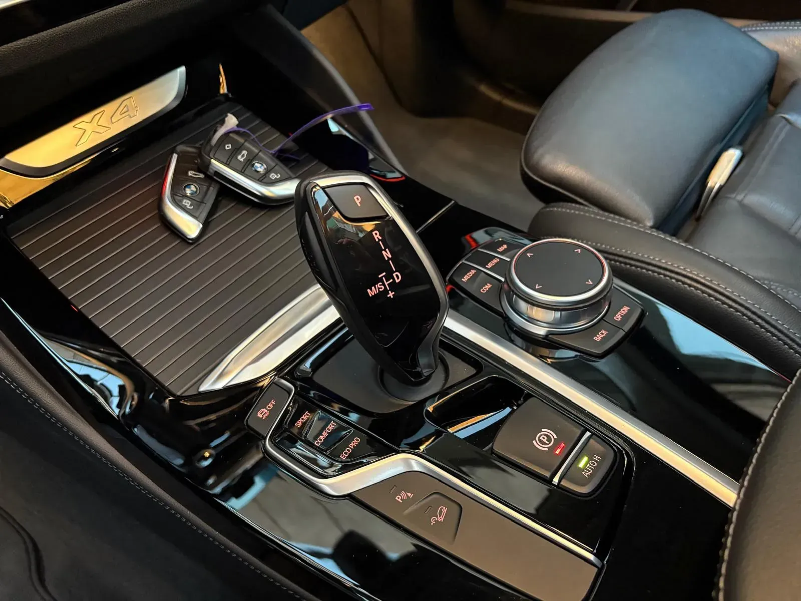 Un primer plano del tablero de instrumentos de un automóvil con un control remoto.