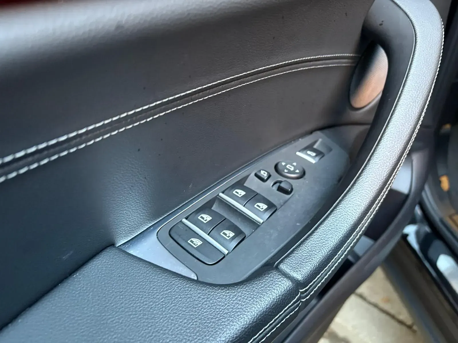 Un primer plano de la puerta de un automóvil con botones.