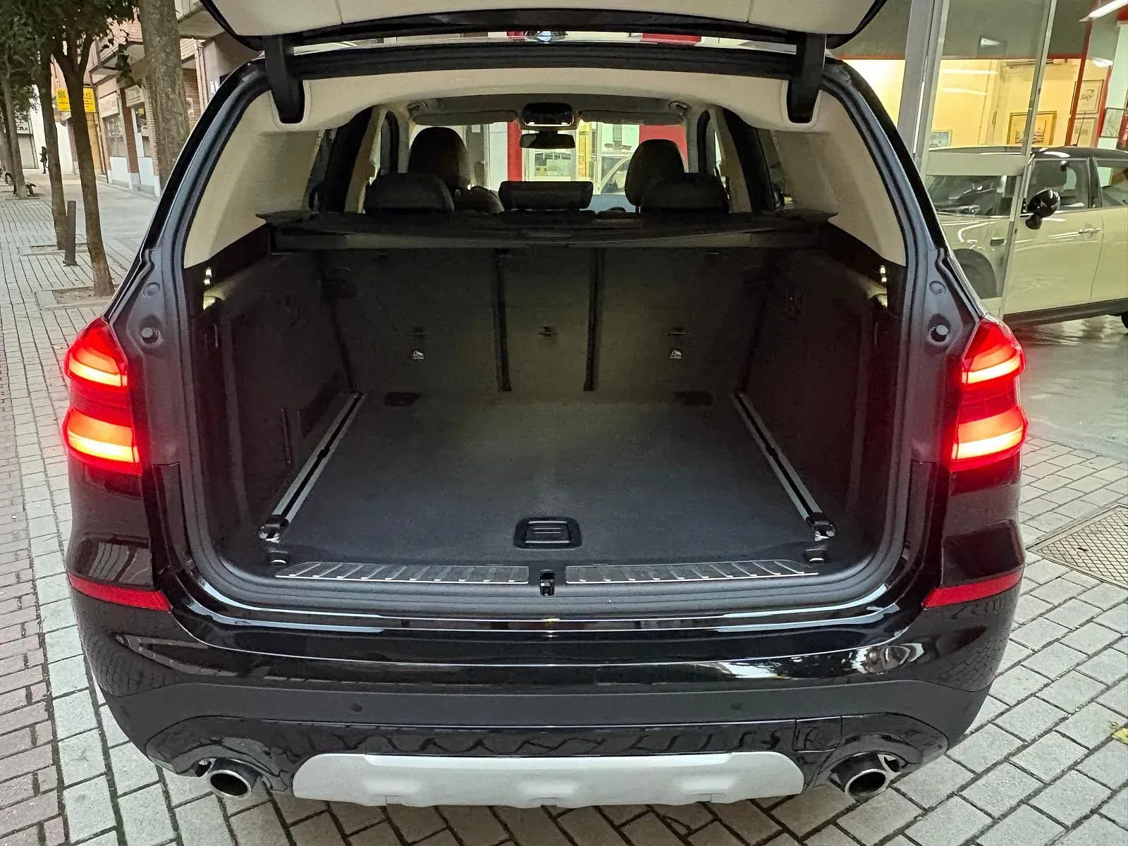 El maletero de un BMW X3 negro está abierto y vacío.