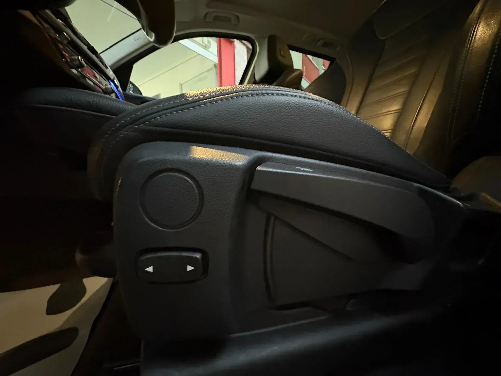 Un primer plano de un asiento de automóvil con un botón.