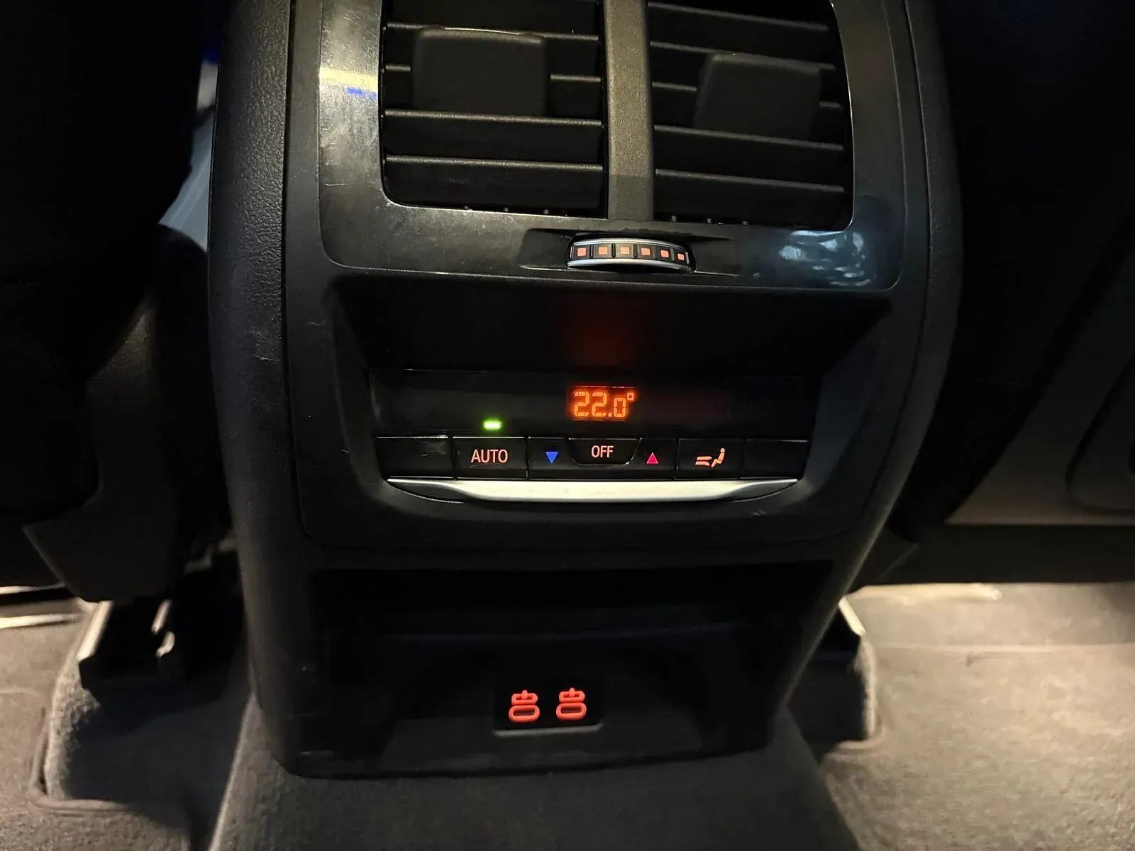 Un primer plano del sistema de aire acondicionado trasero de un automóvil.