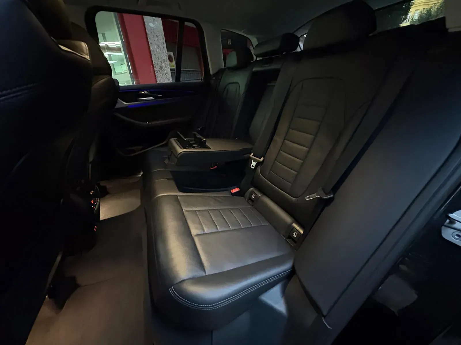 Los asientos traseros de un coche negro están vacíos.