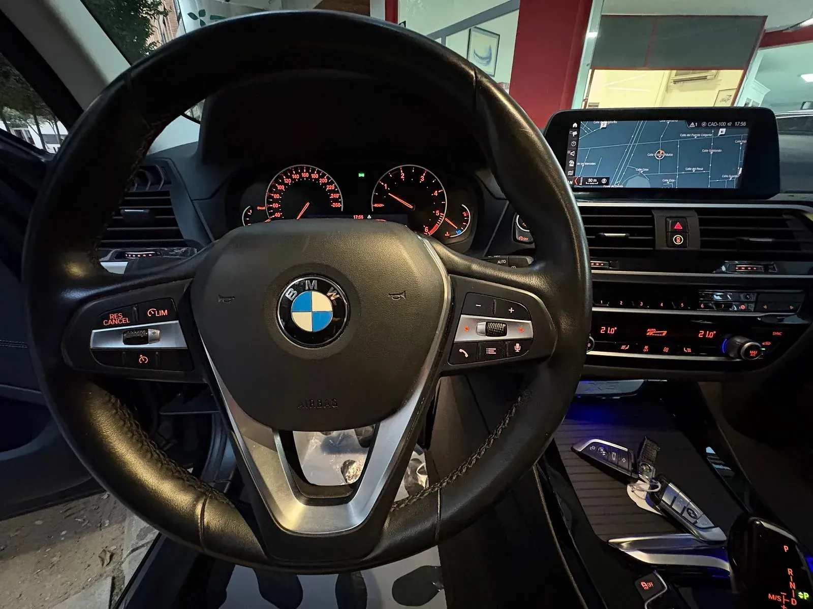 Un primer plano del volante y el tablero de un BMW.