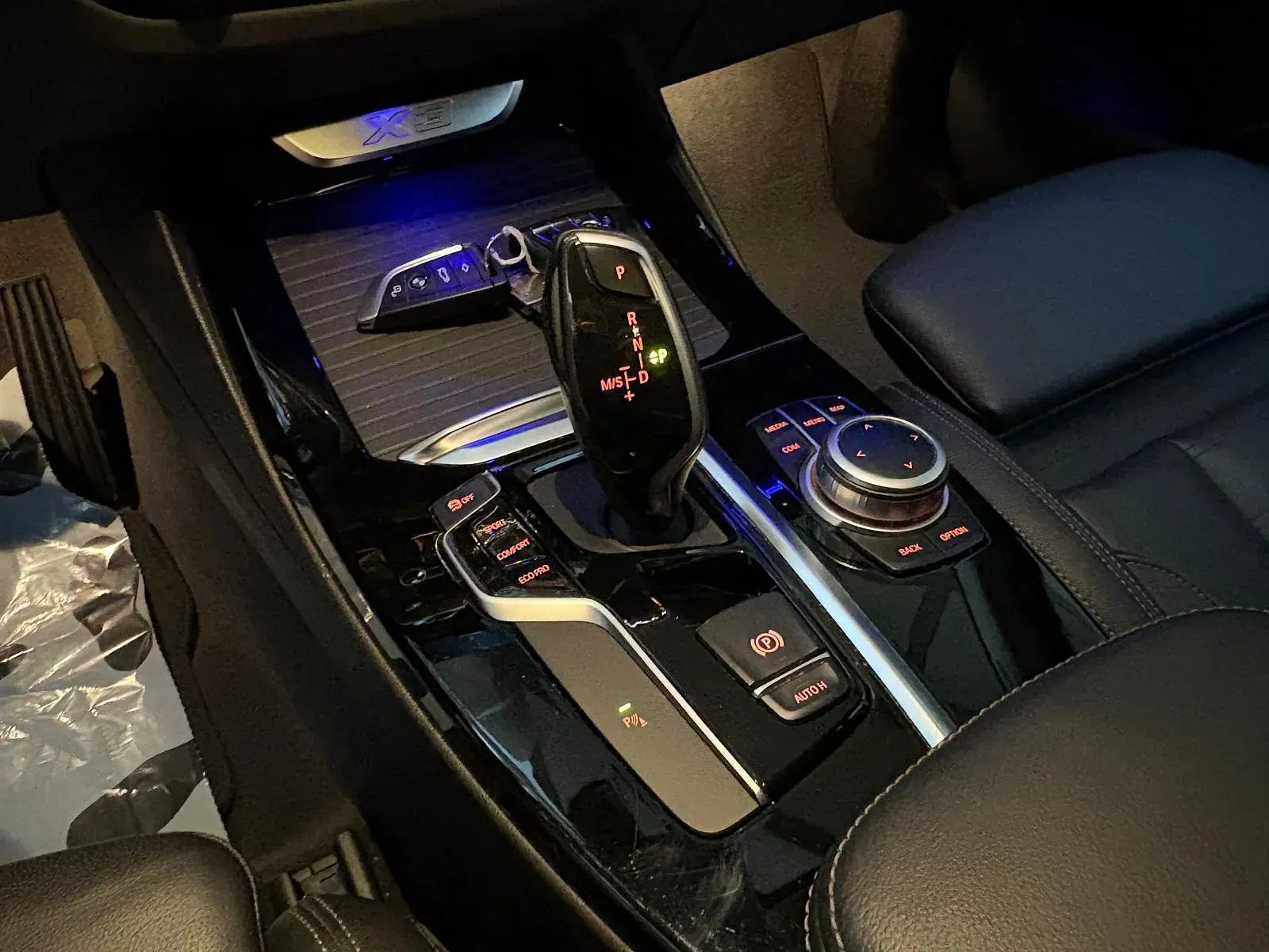 Un primer plano del tablero de instrumentos de un automóvil con una llave dentro.