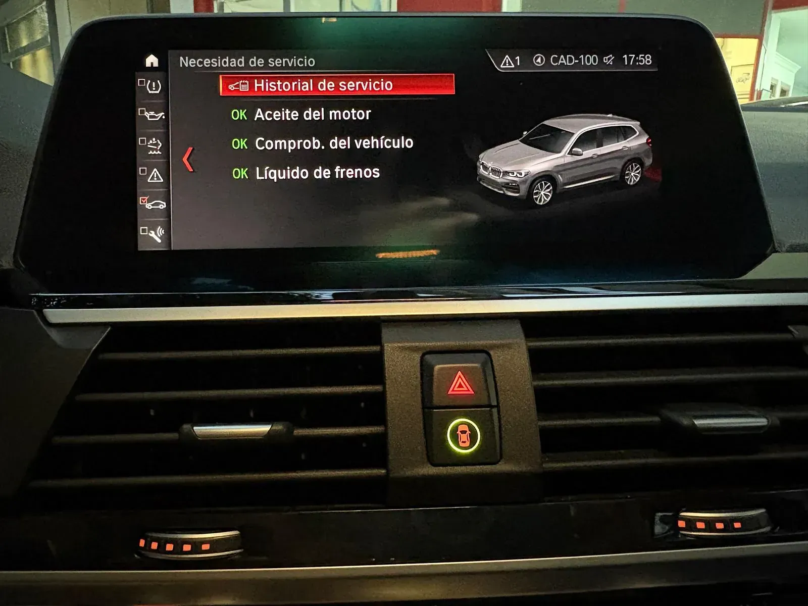 Un tablero de instrumentos de un automóvil con una pantalla de un automóvil en él.